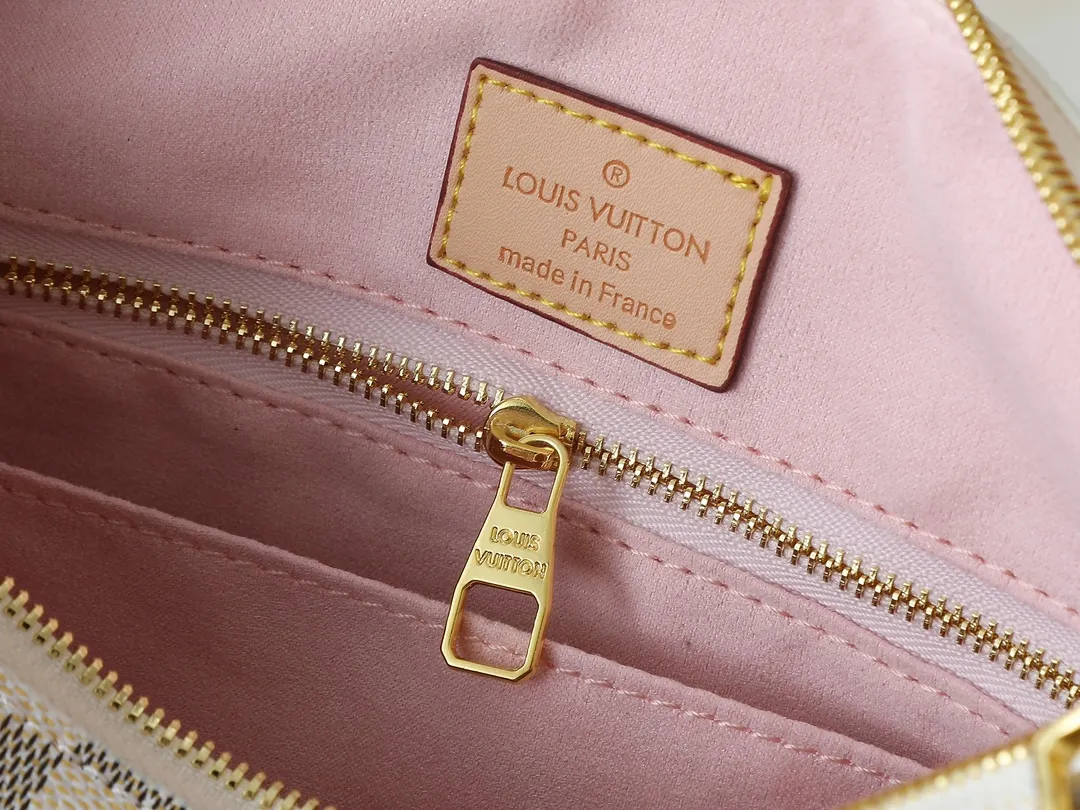 💰240💰Upgraded original N00126 M11952 M12098 This small Slouchy handbag is made of Louis Vuitton's classic Monogram canvas. It has a unique silhouette that can be used as a shoulder or a hand carry to suit various occasions such as business office or weekend travel. Brand-new padlocks and name tags mark the new season, highlighting the brand’s long heritage and exquisite craftsmanship. Dimensions: 33.0 x 22.0 x 9.0 cm (length x height x width)
