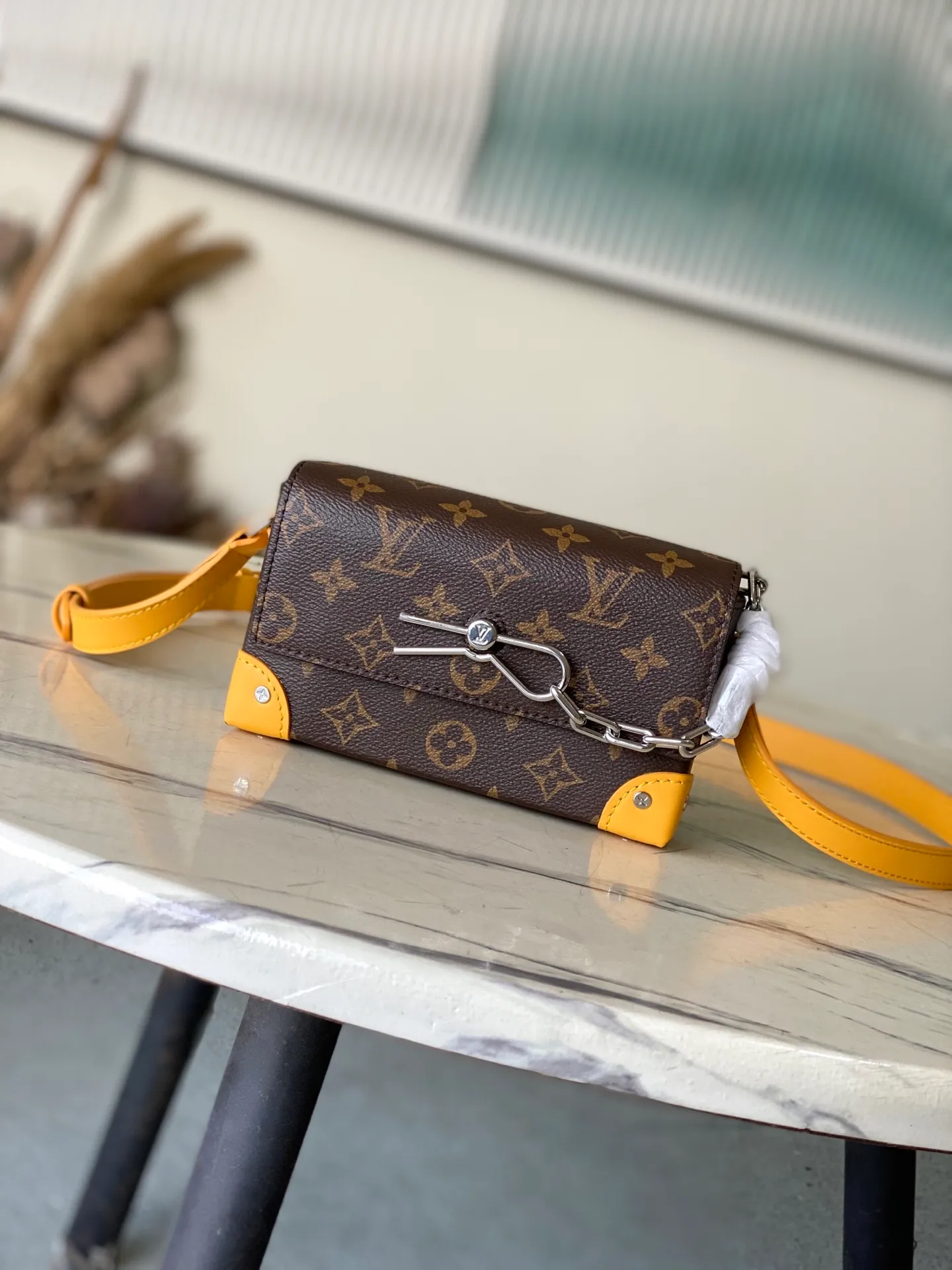 💰780 Top Original Order M12811 This Steamer mini handbag is made of Monogram Macassar coated canvas, with bright colors for the rounded corners, adjustable shoulder straps and striped fabric lining. The pin and chain closure continue the elements of the Steamer handbag. Dimensions: 18 × 11 × 6.5 cm