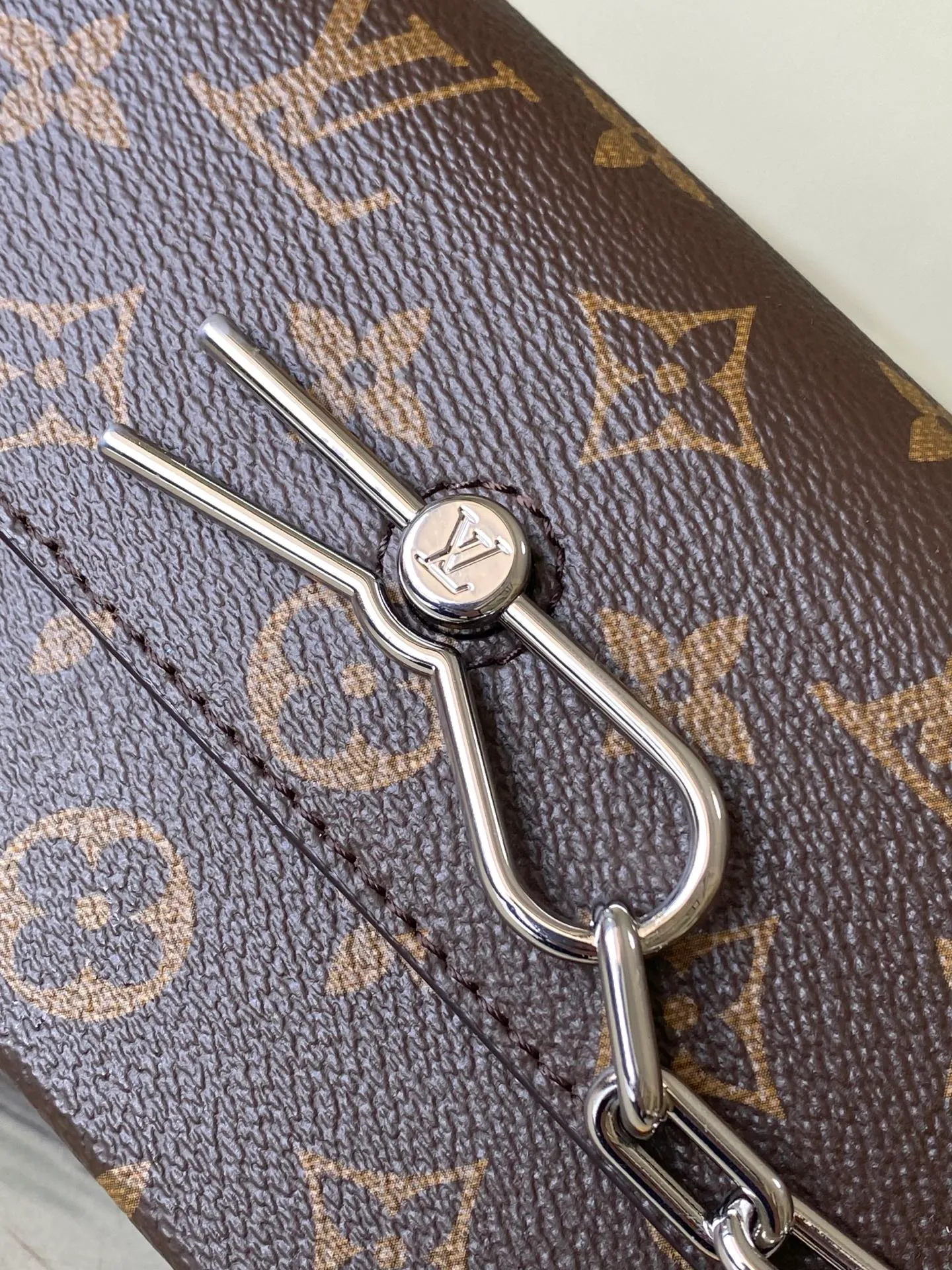 💰780 Top Original Order M12811 This Steamer mini handbag is made of Monogram Macassar coated canvas, with bright colors for the rounded corners, adjustable shoulder straps and striped fabric lining. The pin and chain closure continue the elements of the Steamer handbag. Dimensions: 18 × 11 × 6.5 cm
