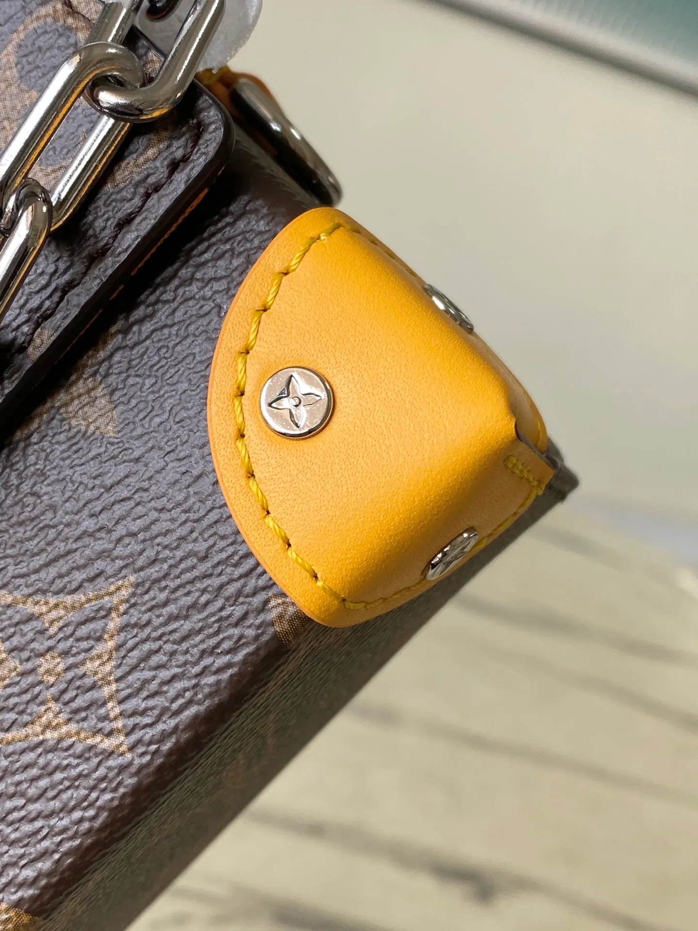 💰780 Top Original Order M12811 This Steamer mini handbag is made of Monogram Macassar coated canvas, with bright colors for the rounded corners, adjustable shoulder straps and striped fabric lining. The pin and chain closure continue the elements of the Steamer handbag. Dimensions: 18 × 11 × 6.5 cm
