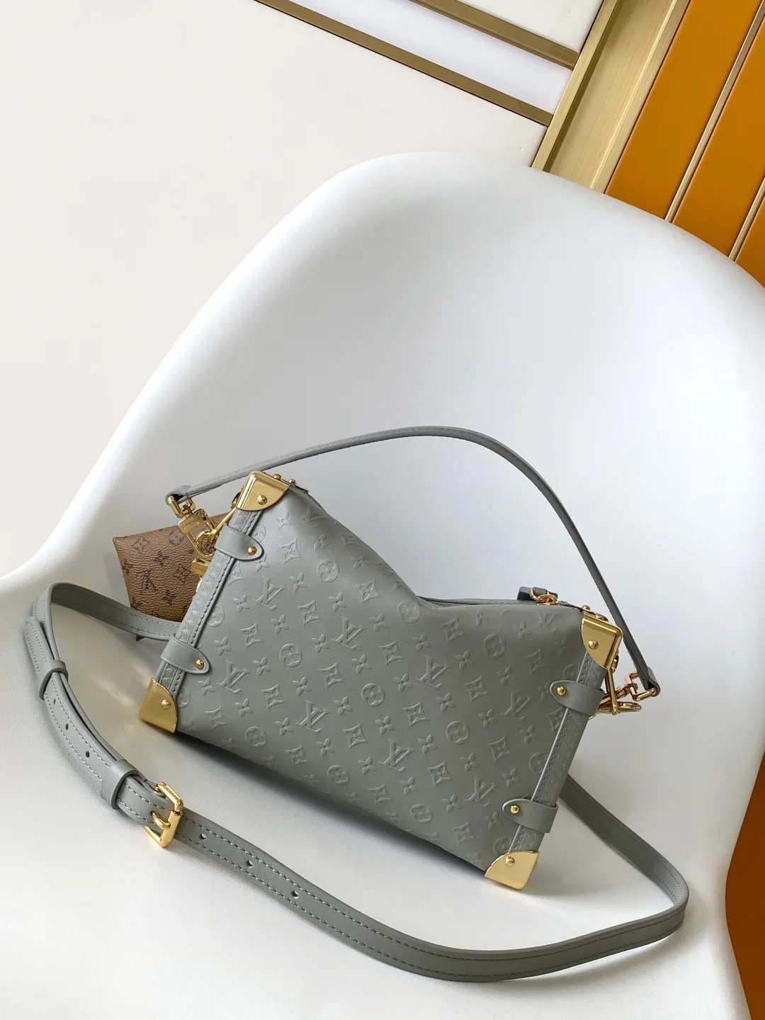 💰1380 (first-grain leather) Top original order M25062 Top original order Dynamic 163c This 25 early autumn series comes with a small bag. The Side Trunk medium handbag comes from the Monogram Bold series, showing artistic director Nicolas Ghesquière's creative interpretation of Louis Vuitton's classic luggage. The smooth cowhide leather body is embossed with the Monogram pattern, and the metal corners and S-lock buckle add a signature touch. The long detachable shoulder strap allows for flexible carrying. 23.5 x 16.0 x 8.5 cm (L x H x W) • Cow leather • Cow leather trim • Textile lining • Metal hardware • Zip closure with S-lock • Holds a 6.7" smartphone, headphones, Zippy long wallet, lipstick and keys • Shoulder strap: removable, adjustable • Half-length strap: 45.0 cm • Half-length strap adjustable to: 55.0 cm • Handle: single handle, removable