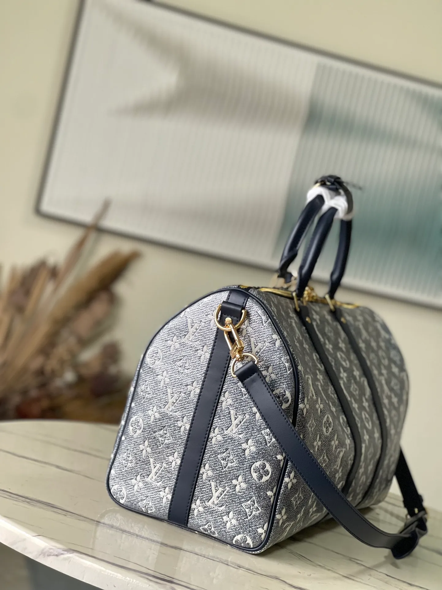 💰1540 Top-quality original M22923 blue (colorful) with seasonal monoglam fabric to create an eye-catching shape. The fabric is made from monogram jacquard canvas woven with cotton and decorative threads, and is coated with a metallic sheen. The fabric's holographic tones change color under the light, and the leather trim creates a three-dimensional, sculptural quality. Size: 45*27*20cm