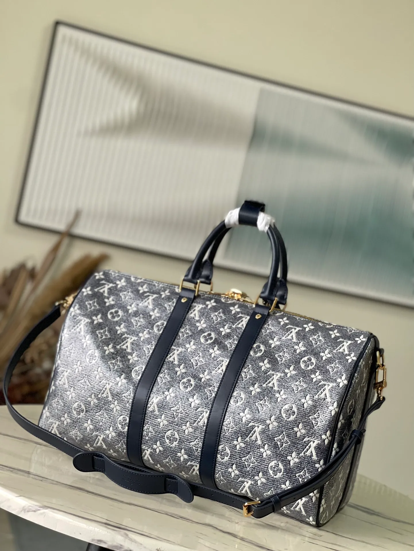 💰1540 Top-quality original M22923 blue (colorful) with seasonal monoglam fabric to create an eye-catching shape. The fabric is made from monogram jacquard canvas woven with cotton and decorative threads, and is coated with a metallic sheen. The fabric's holographic tones change color under the light, and the leather trim creates a three-dimensional, sculptural quality. Size: 45*27*20cm