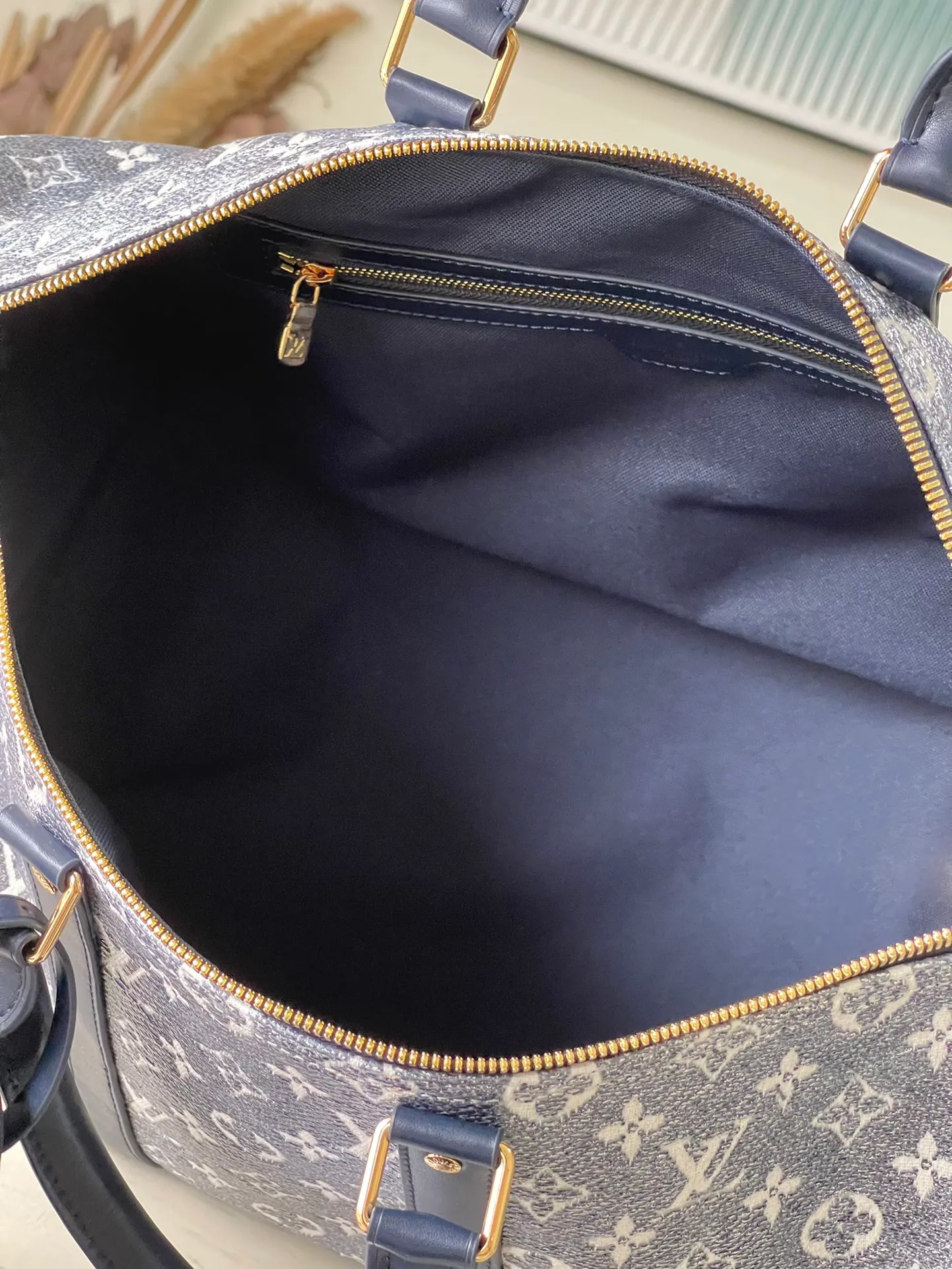 💰1540 Top-quality original M22923 blue (colorful) with seasonal monoglam fabric to create an eye-catching shape. The fabric is made from monogram jacquard canvas woven with cotton and decorative threads, and is coated with a metallic sheen. The fabric's holographic tones change color under the light, and the leather trim creates a three-dimensional, sculptural quality. Size: 45*27*20cm