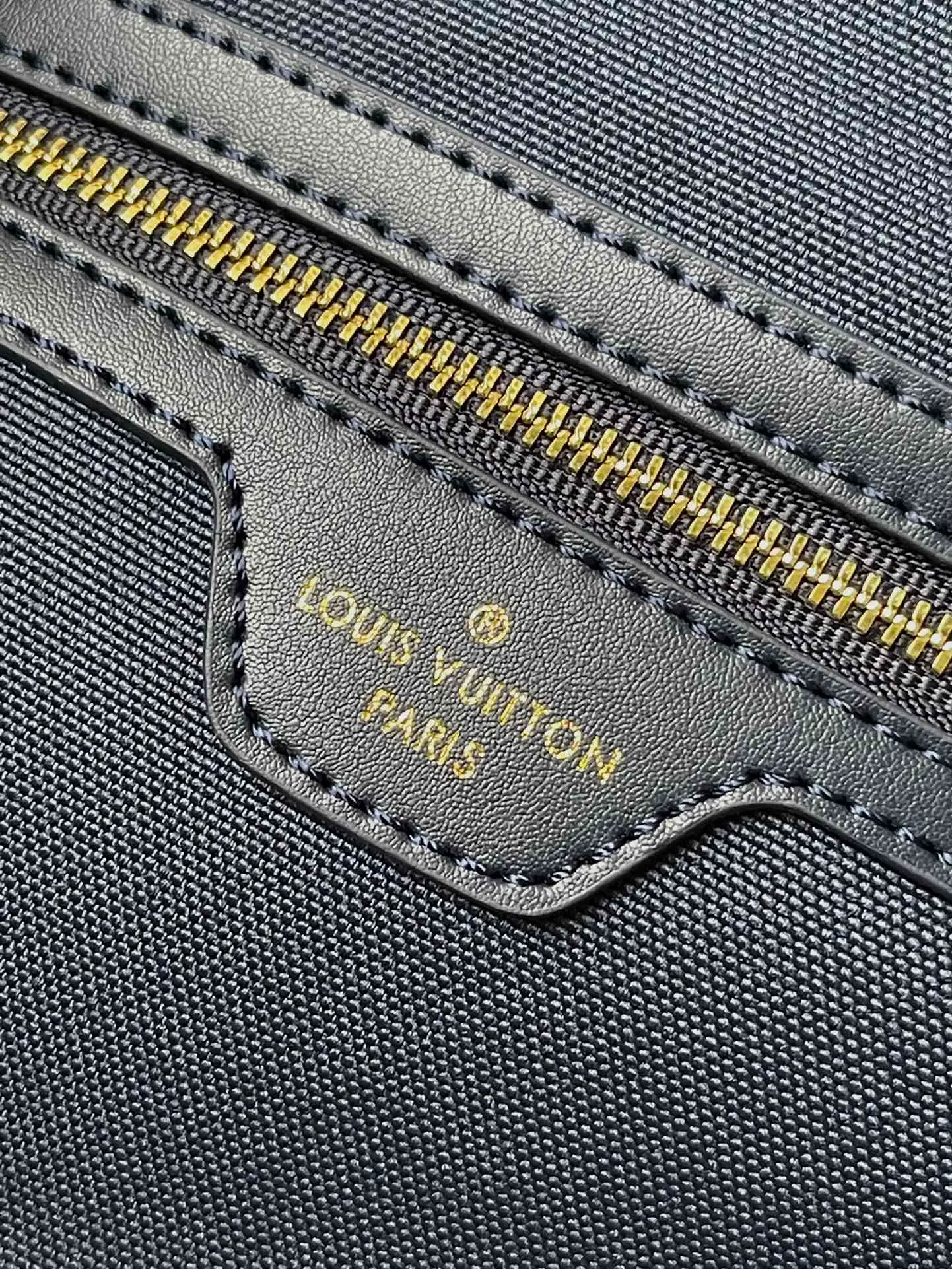 💰1540 Top-quality original M22923 blue (colorful) with seasonal monoglam fabric to create an eye-catching shape. The fabric is made from monogram jacquard canvas woven with cotton and decorative threads, and is coated with a metallic sheen. The fabric's holographic tones change color under the light, and the leather trim creates a three-dimensional, sculptural quality. Size: 45*27*20cm