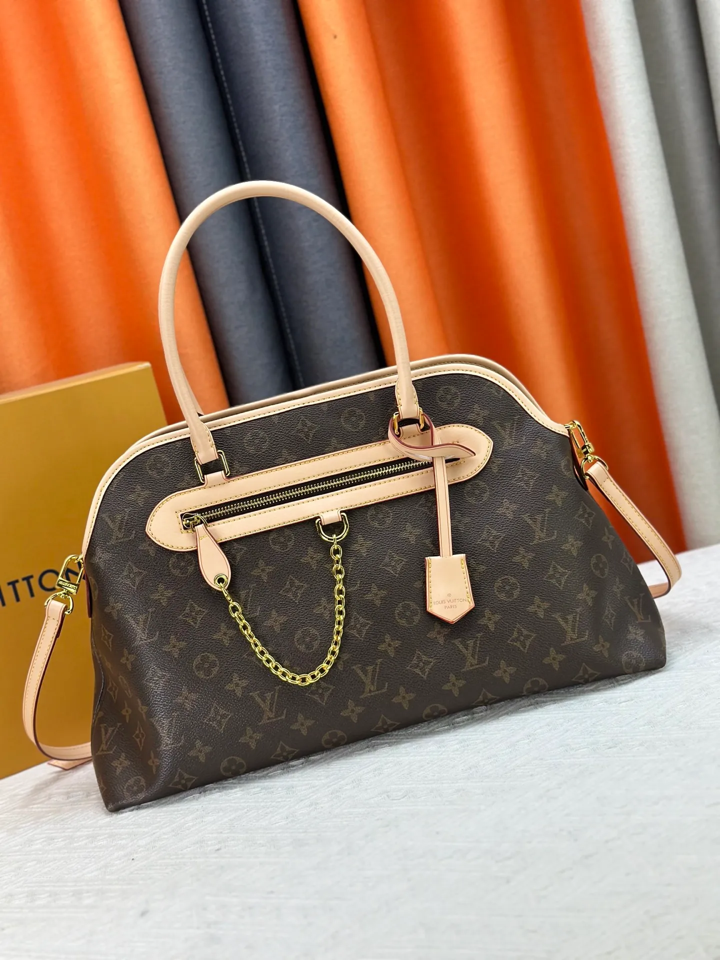P320 Upgraded original M15208 M25774 This Louis Vuitton Ever More PM handbag is made of classic Monogram canvas, with light-colored cowhide trim, and is decorated with a metal chain and padlock design. It can be carried as a handbag or on the shoulder. It is the brand's modern interpretation of retro bags, integrating classic elements and contemporary design, showing an elegant retro style in the 2025 retro trend. It is suitable for daily commuting, leisure and other occasions. It is a fashionable and practical item. Dimensions: 44.0 x 27.5 x 14.0 cm