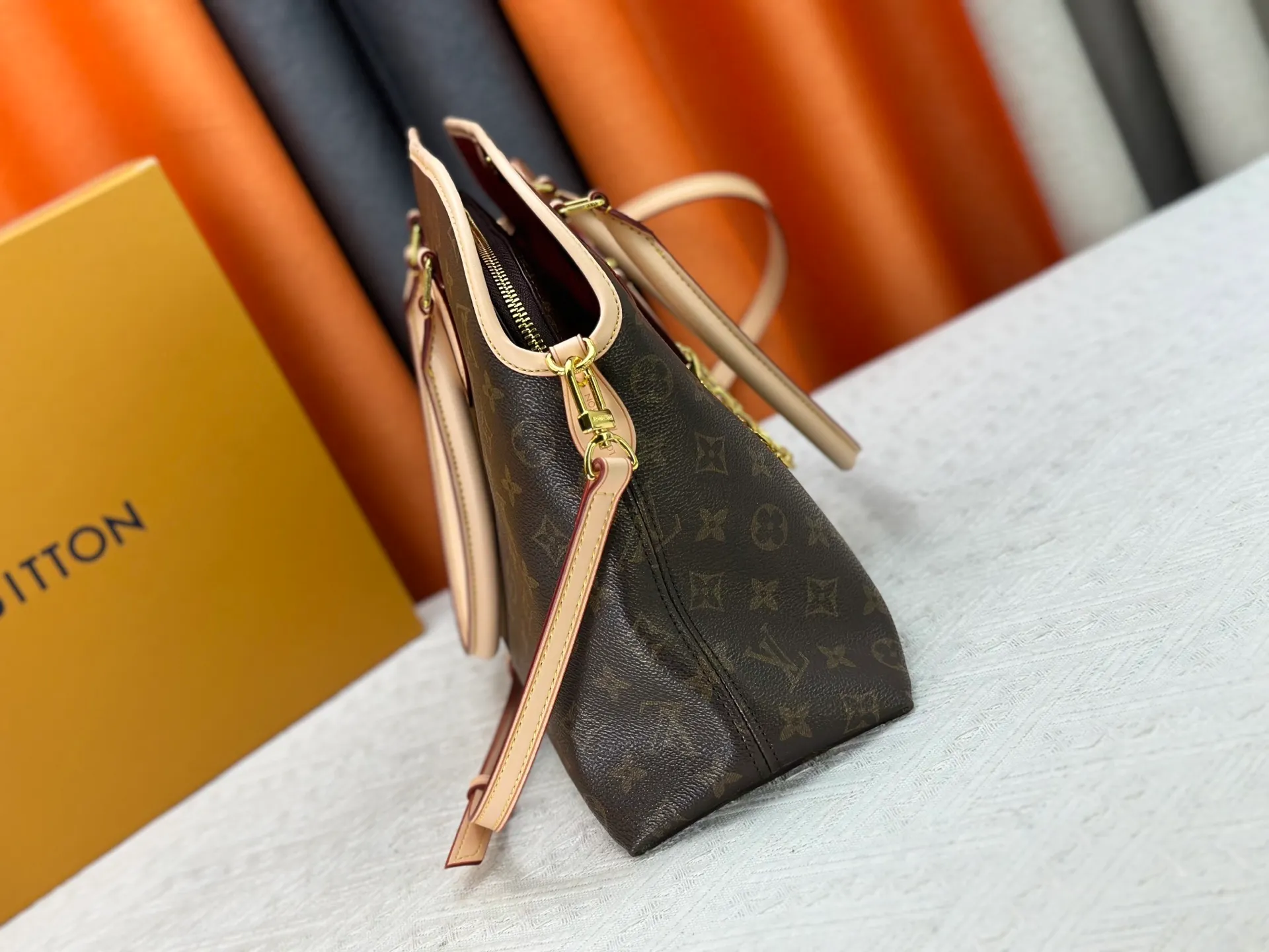 P320 Upgraded original M15208 M25774 This Louis Vuitton Ever More PM handbag is made of classic Monogram canvas, with light-colored cowhide trim, and is decorated with a metal chain and padlock design. It can be carried as a handbag or on the shoulder. It is the brand's modern interpretation of retro bags, integrating classic elements and contemporary design, showing an elegant retro style in the 2025 retro trend. It is suitable for daily commuting, leisure and other occasions. It is a fashionable and practical item. Dimensions: 44.0 x 27.5 x 14.0 cm