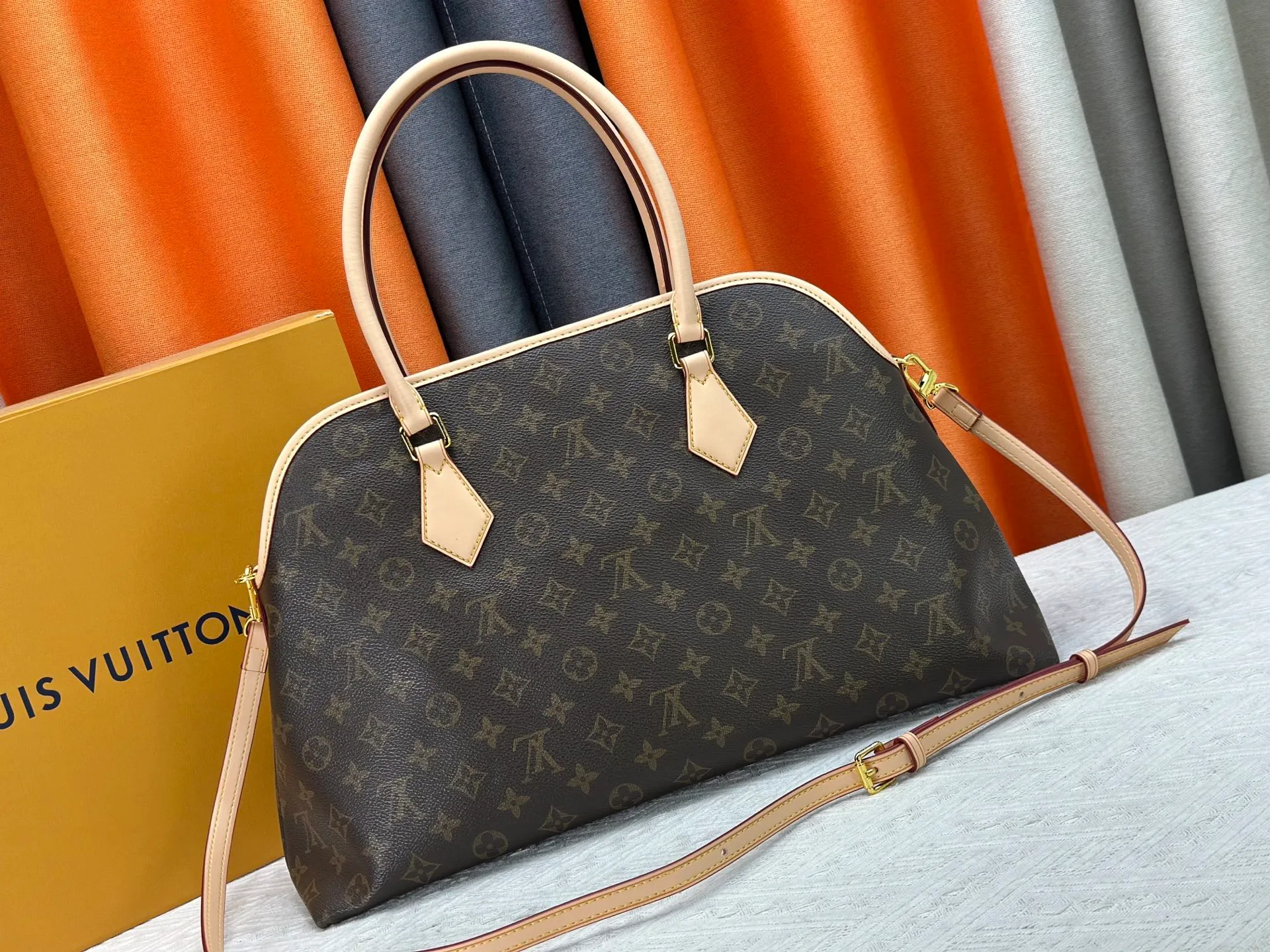 P320 Upgraded original M15208 M25774 This Louis Vuitton Ever More PM handbag is made of classic Monogram canvas, with light-colored cowhide trim, and is decorated with a metal chain and padlock design. It can be carried as a handbag or on the shoulder. It is the brand's modern interpretation of retro bags, integrating classic elements and contemporary design, showing an elegant retro style in the 2025 retro trend. It is suitable for daily commuting, leisure and other occasions. It is a fashionable and practical item. Dimensions: 44.0 x 27.5 x 14.0 cm