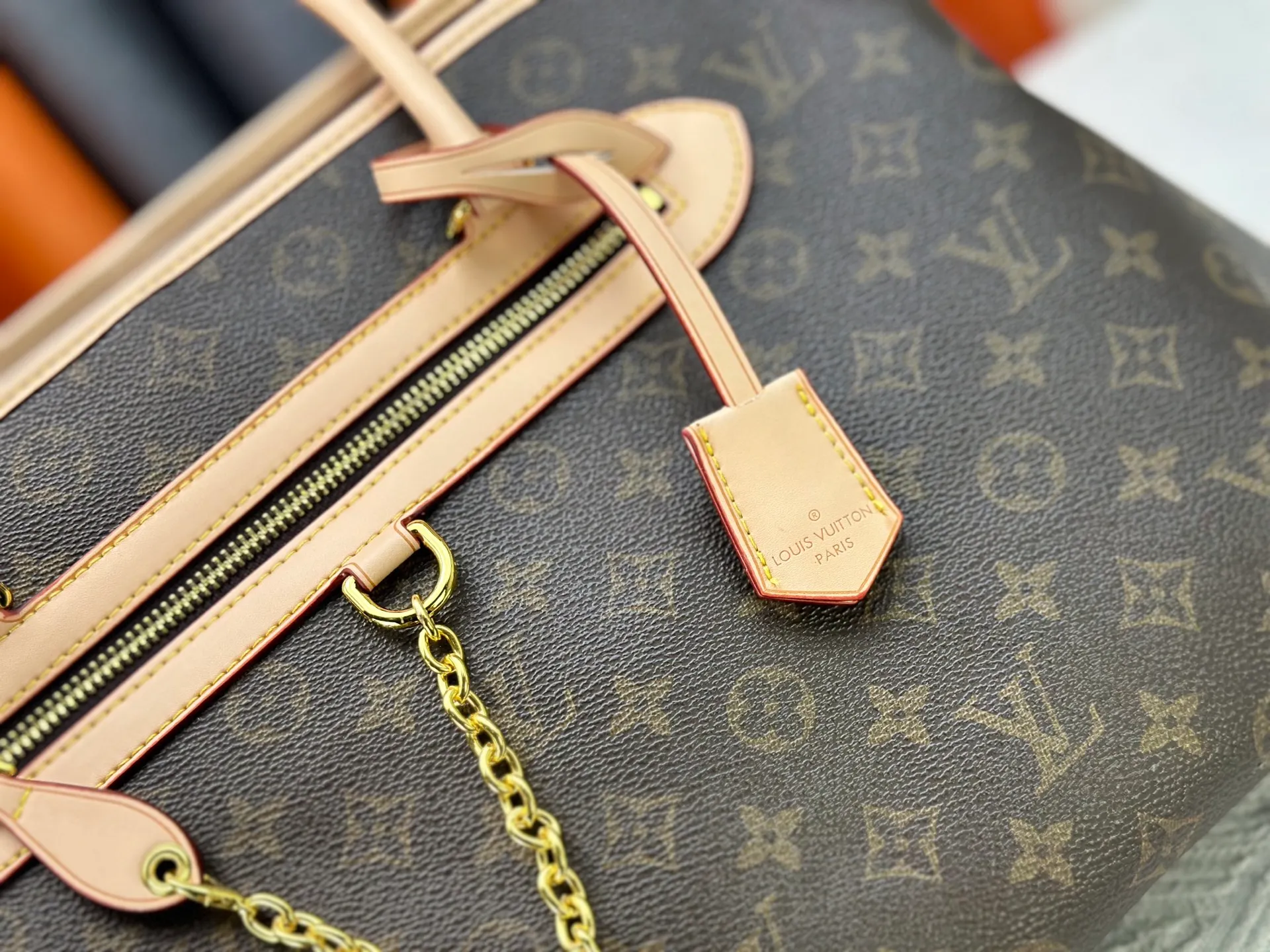 P320 Upgraded original M15208 M25774 This Louis Vuitton Ever More PM handbag is made of classic Monogram canvas, with light-colored cowhide trim, and is decorated with a metal chain and padlock design. It can be carried as a handbag or on the shoulder. It is the brand's modern interpretation of retro bags, integrating classic elements and contemporary design, showing an elegant retro style in the 2025 retro trend. It is suitable for daily commuting, leisure and other occasions. It is a fashionable and practical item. Dimensions: 44.0 x 27.5 x 14.0 cm