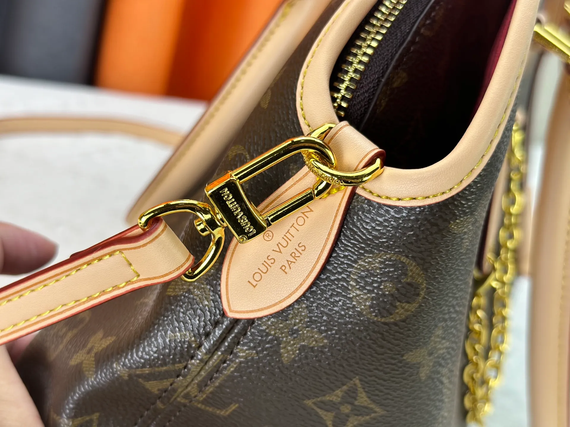 P320 Upgraded original M15208 M25774 This Louis Vuitton Ever More PM handbag is made of classic Monogram canvas, with light-colored cowhide trim, and is decorated with a metal chain and padlock design. It can be carried as a handbag or on the shoulder. It is the brand's modern interpretation of retro bags, integrating classic elements and contemporary design, showing an elegant retro style in the 2025 retro trend. It is suitable for daily commuting, leisure and other occasions. It is a fashionable and practical item. Dimensions: 44.0 x 27.5 x 14.0 cm