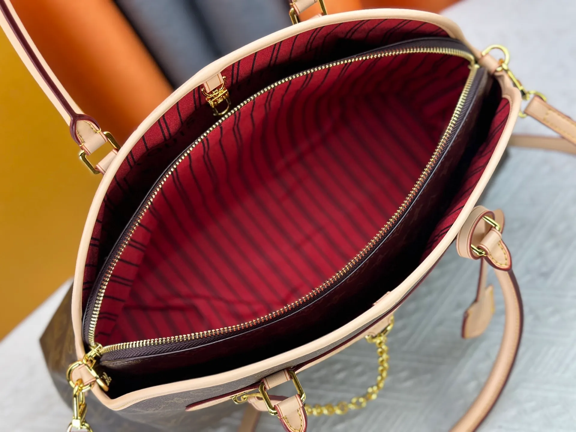 P320 Upgraded original M15208 M25774 This Louis Vuitton Ever More PM handbag is made of classic Monogram canvas, with light-colored cowhide trim, and is decorated with a metal chain and padlock design. It can be carried as a handbag or on the shoulder. It is the brand's modern interpretation of retro bags, integrating classic elements and contemporary design, showing an elegant retro style in the 2025 retro trend. It is suitable for daily commuting, leisure and other occasions. It is a fashionable and practical item. Dimensions: 44.0 x 27.5 x 14.0 cm