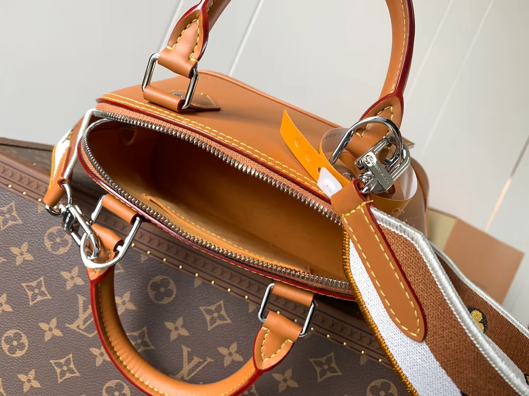 💰1240 (top layer leather) top original order, transcoding chip M59217 black M57540 caramel color M58706 off-white M22620 pink top original order This Alma BB handbag uses colorful Epi leather to present one of Louis Vuitton's iconic designs, and the jacquard shoulder strap is decorated with Louis Vuitton logo embroidery and Monogram on both sides. Flower clusters, with delicate stitching edges, bring the visual focus with dynamic new ideas. Dimensions: 23.5 x 17.5 x 11.5 cm (L x H x W) • Epi grained cowhide leather • Epi leather trim • Microfiber lining • Metal hardware • Double zip closure • Padlock • Key holder • Internal patch pocket • Metal base stud • Shoulder strap: removable, not adjustable • Half-length strap: 50.0 cm • Handle: Double handle