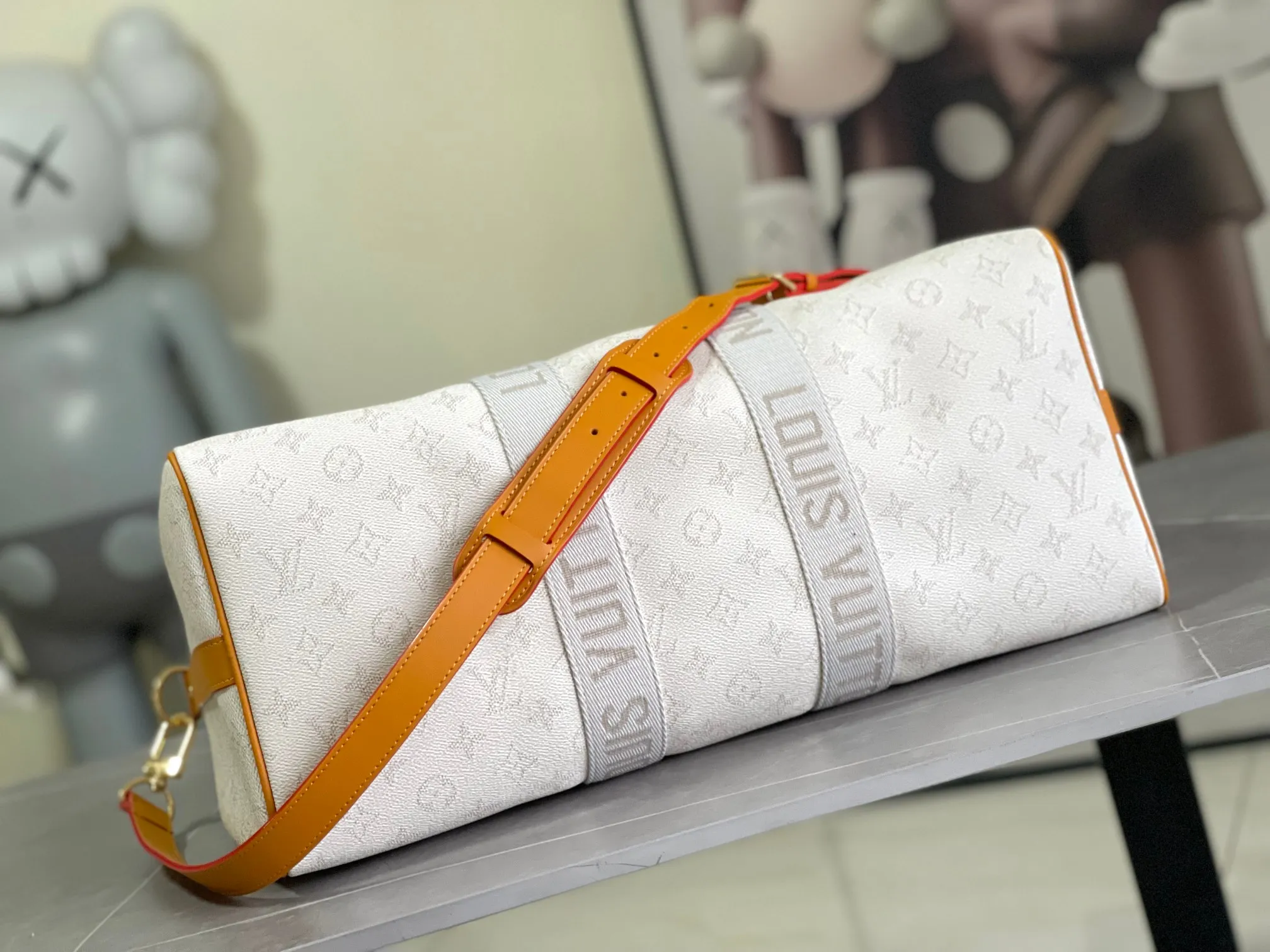 💰1180 Top Original Transcoding Chip This M14838 white Keepall Bandouliere 45 travel bag is made of Monogram Heritage coated canvas, conveying the cruise travel style with a gorgeous style. The restrained color scheme and distressed hardware exude sophistication, while the soft cowhide leather details highlight the brand's craftsmanship. The top handle and removable and adjustable shoulder strap allow for a variety of carrying options. 45x27x20 cm (Length x Height x Width) Monogram Heritage coated canvas Cow leather trim