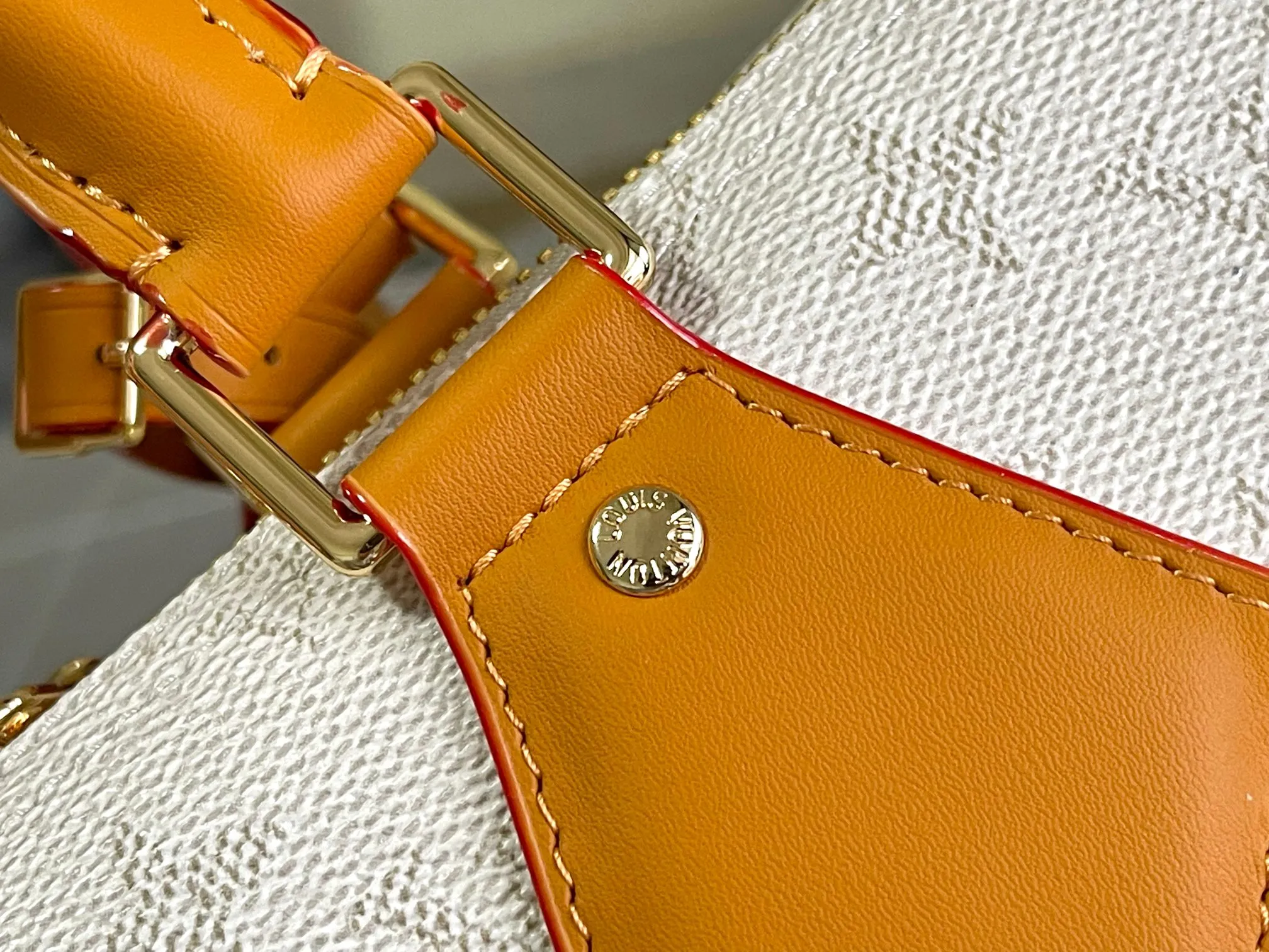 💰1180 Top Original Transcoding Chip This M14838 white Keepall Bandouliere 45 travel bag is made of Monogram Heritage coated canvas, conveying the cruise travel style with a gorgeous style. The restrained color scheme and distressed hardware exude sophistication, while the soft cowhide leather details highlight the brand's craftsmanship. The top handle and removable and adjustable shoulder strap allow for a variety of carrying options. 45x27x20 cm (Length x Height x Width) Monogram Heritage coated canvas Cow leather trim