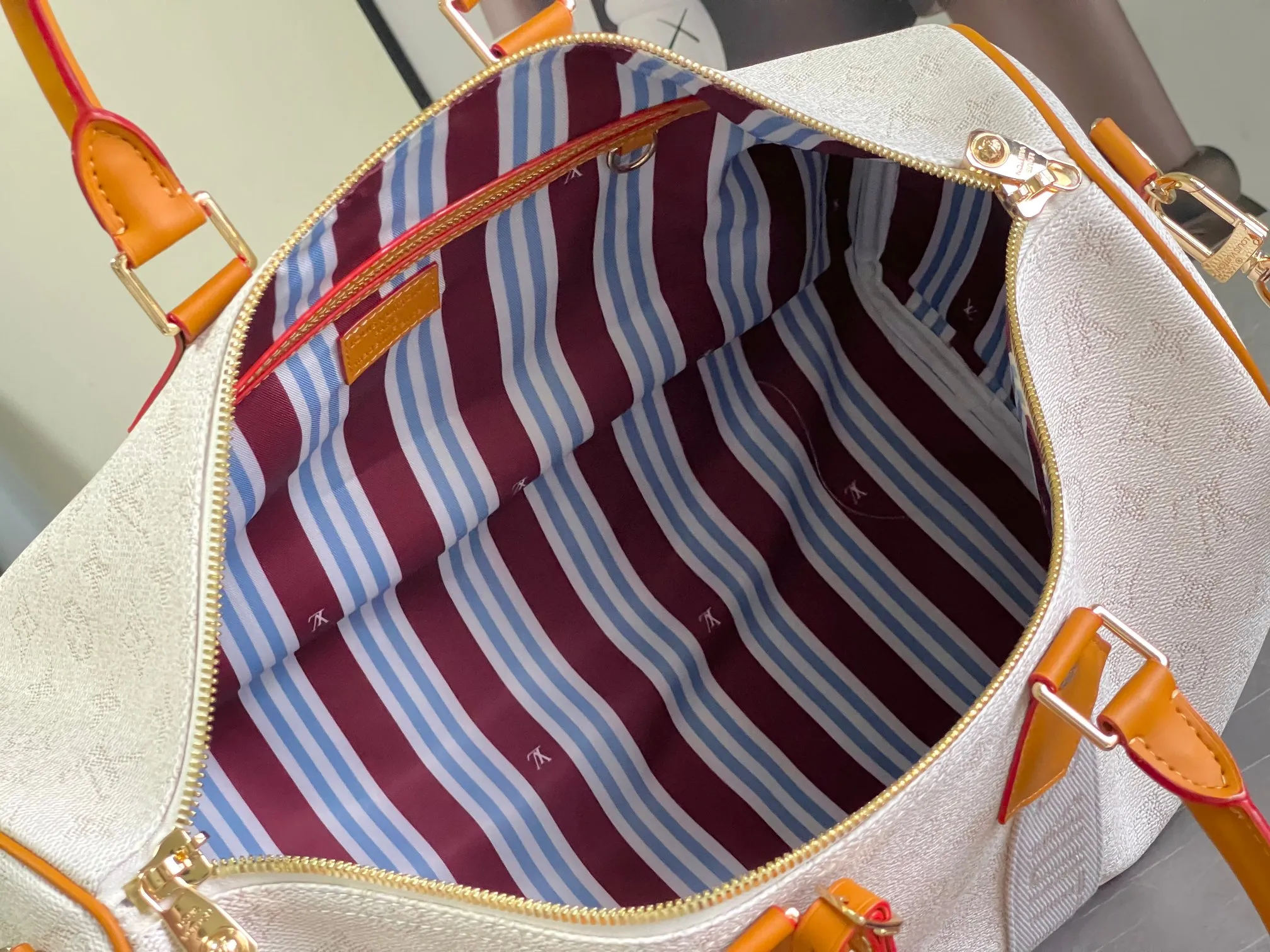 💰1180 Top Original Transcoding Chip This M14838 white Keepall Bandouliere 45 travel bag is made of Monogram Heritage coated canvas, conveying the cruise travel style with a gorgeous style. The restrained color scheme and distressed hardware exude sophistication, while the soft cowhide leather details highlight the brand's craftsmanship. The top handle and removable and adjustable shoulder strap allow for a variety of carrying options. 45x27x20 cm (Length x Height x Width) Monogram Heritage coated canvas Cow leather trim