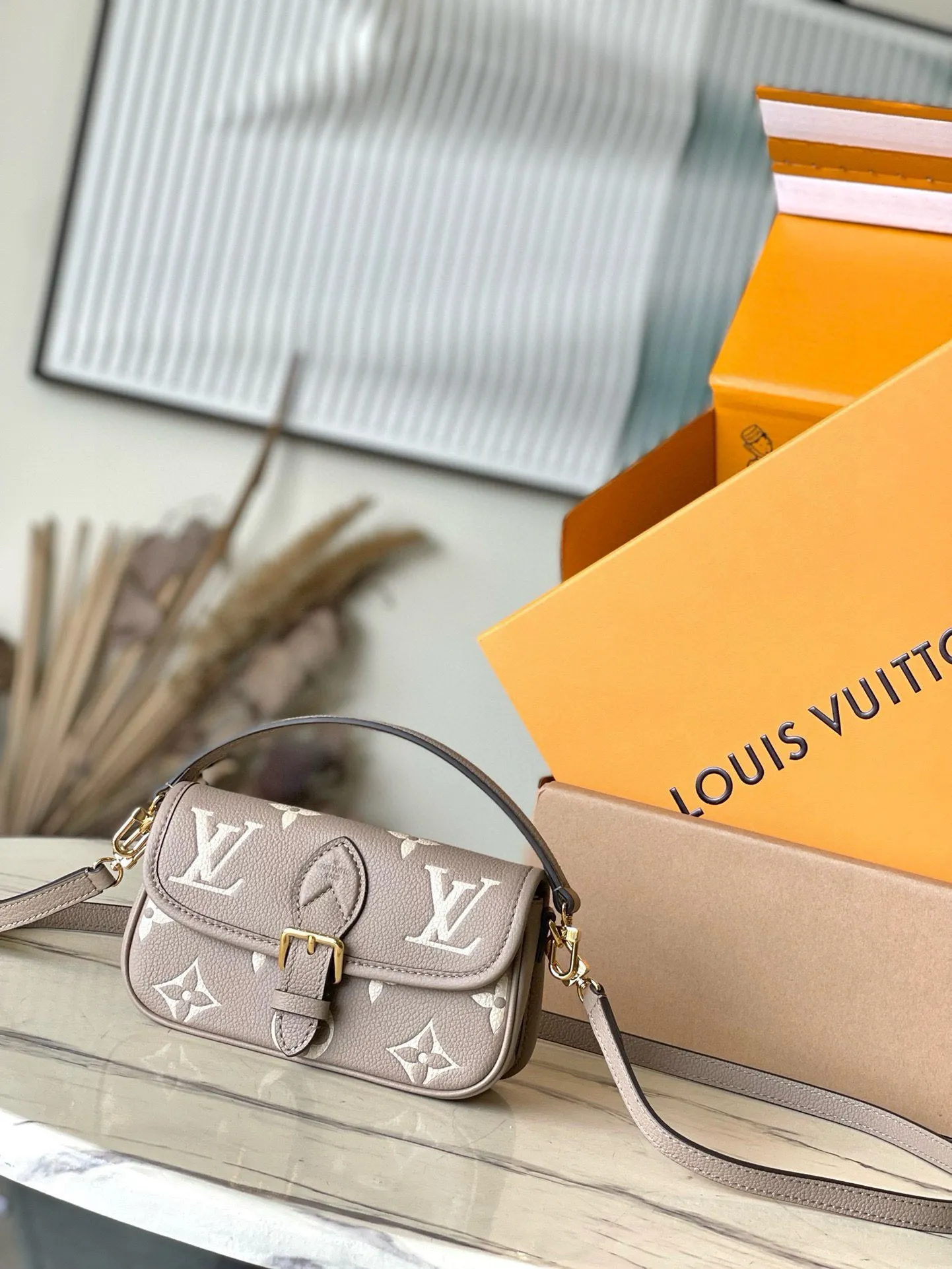 💰820 (top layer leather) top original single M83300 apricot color This Nano Diane handbag condenses the classic configuration of the Diane handbag and renders dual-tone Monogram Empreinte leather. The rounded flap, sophisticated piping and belt-style magnetic closure showcase the original's signature details, while the detachable handle and removable and adjustable shoulder strap allow for a variety of carrying options. Size: 19×10.5×6cm