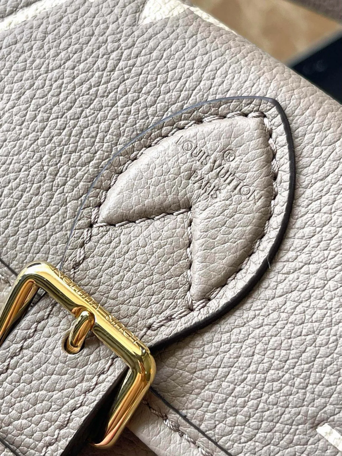 💰820 (top layer leather) top original single M83300 apricot color This Nano Diane handbag condenses the classic configuration of the Diane handbag and renders dual-tone Monogram Empreinte leather. The rounded flap, sophisticated piping and belt-style magnetic closure showcase the original's signature details, while the detachable handle and removable and adjustable shoulder strap allow for a variety of carrying options. Size: 19×10.5×6cm