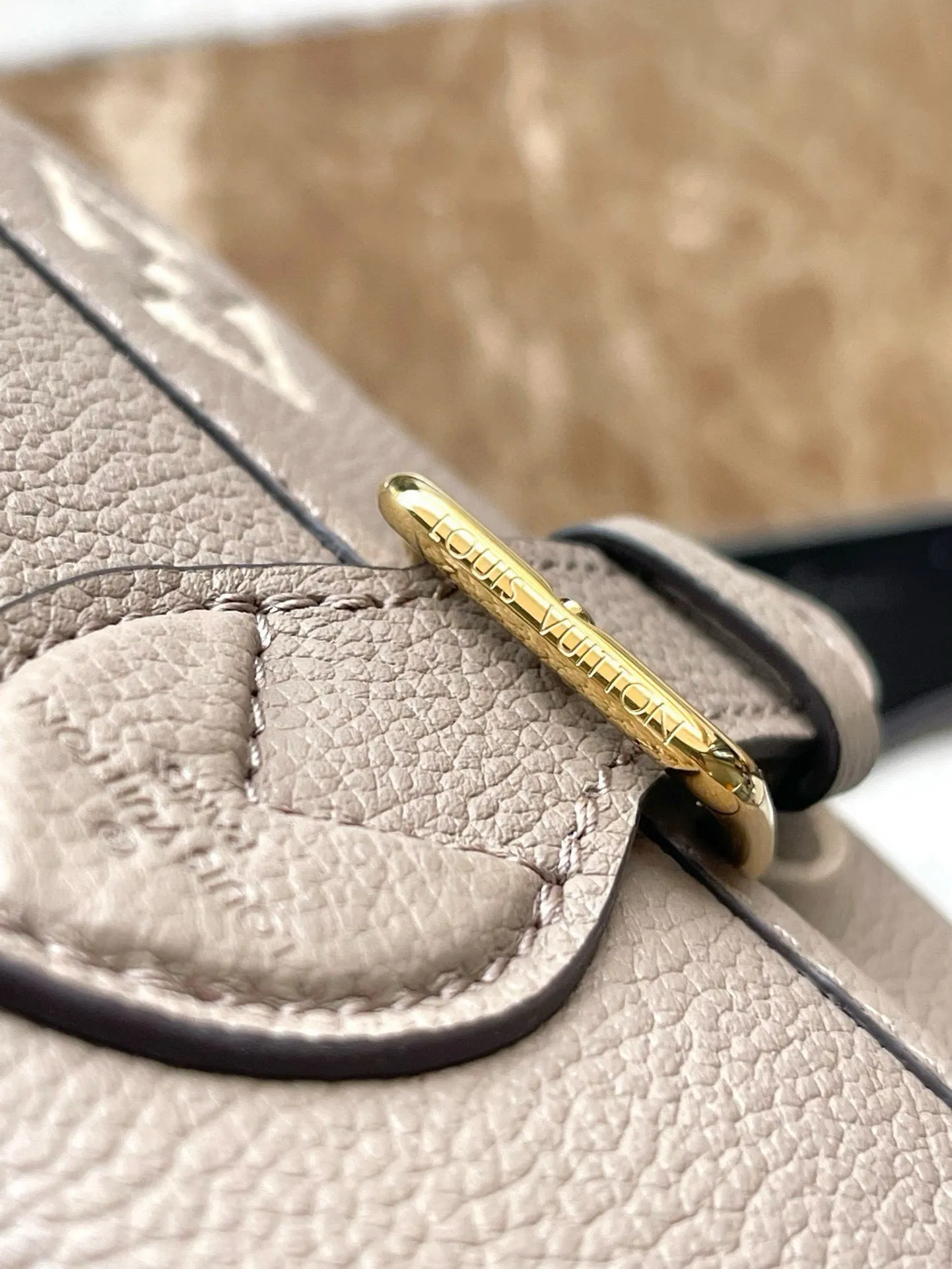 💰820 (top layer leather) top original single M83300 apricot color This Nano Diane handbag condenses the classic configuration of the Diane handbag and renders dual-tone Monogram Empreinte leather. The rounded flap, sophisticated piping and belt-style magnetic closure showcase the original's signature details, while the detachable handle and removable and adjustable shoulder strap allow for a variety of carrying options. Size: 19×10.5×6cm
