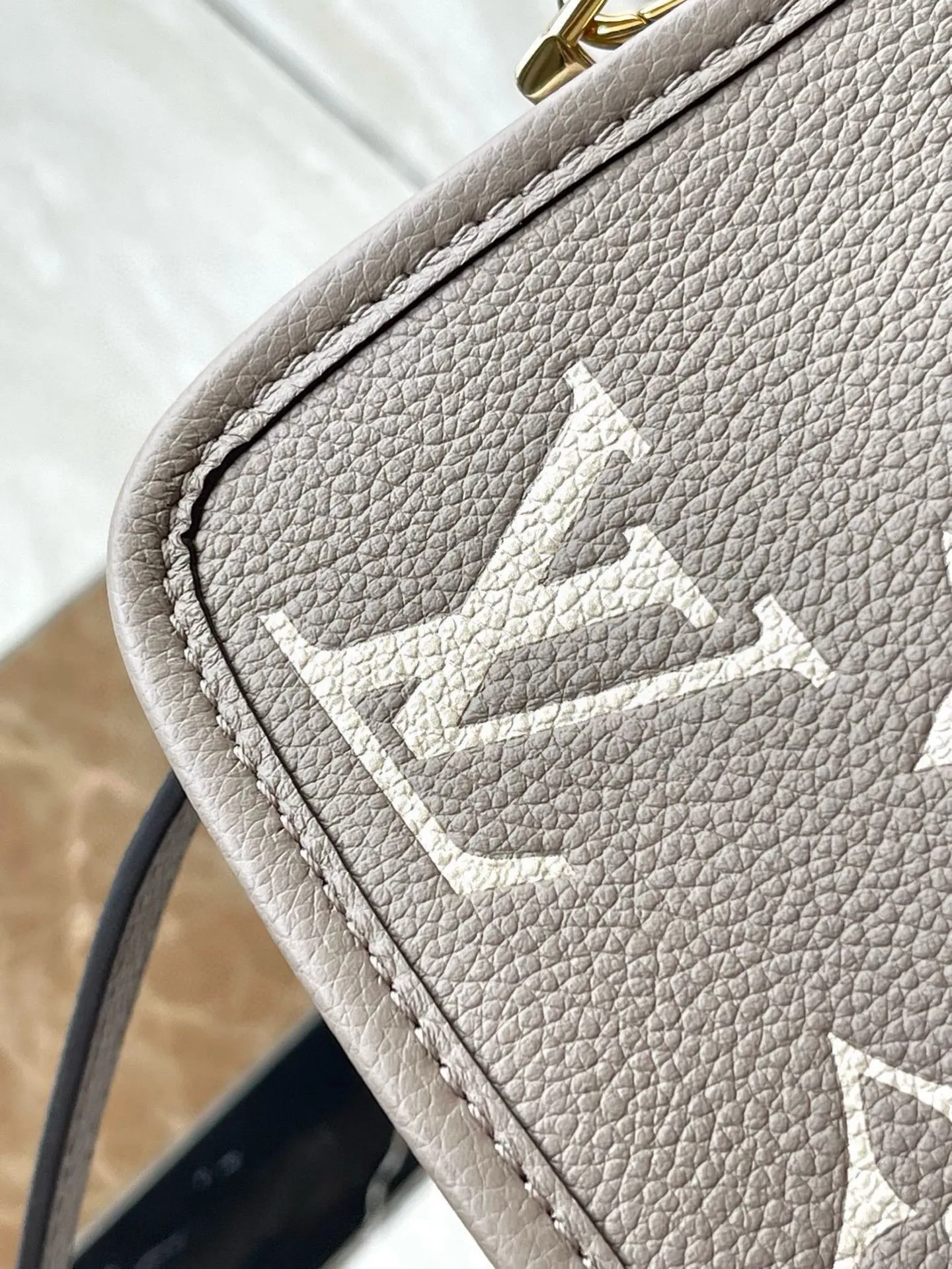 💰820 (top layer leather) top original single M83300 apricot color This Nano Diane handbag condenses the classic configuration of the Diane handbag and renders dual-tone Monogram Empreinte leather. The rounded flap, sophisticated piping and belt-style magnetic closure showcase the original's signature details, while the detachable handle and removable and adjustable shoulder strap allow for a variety of carrying options. Size: 19×10.5×6cm