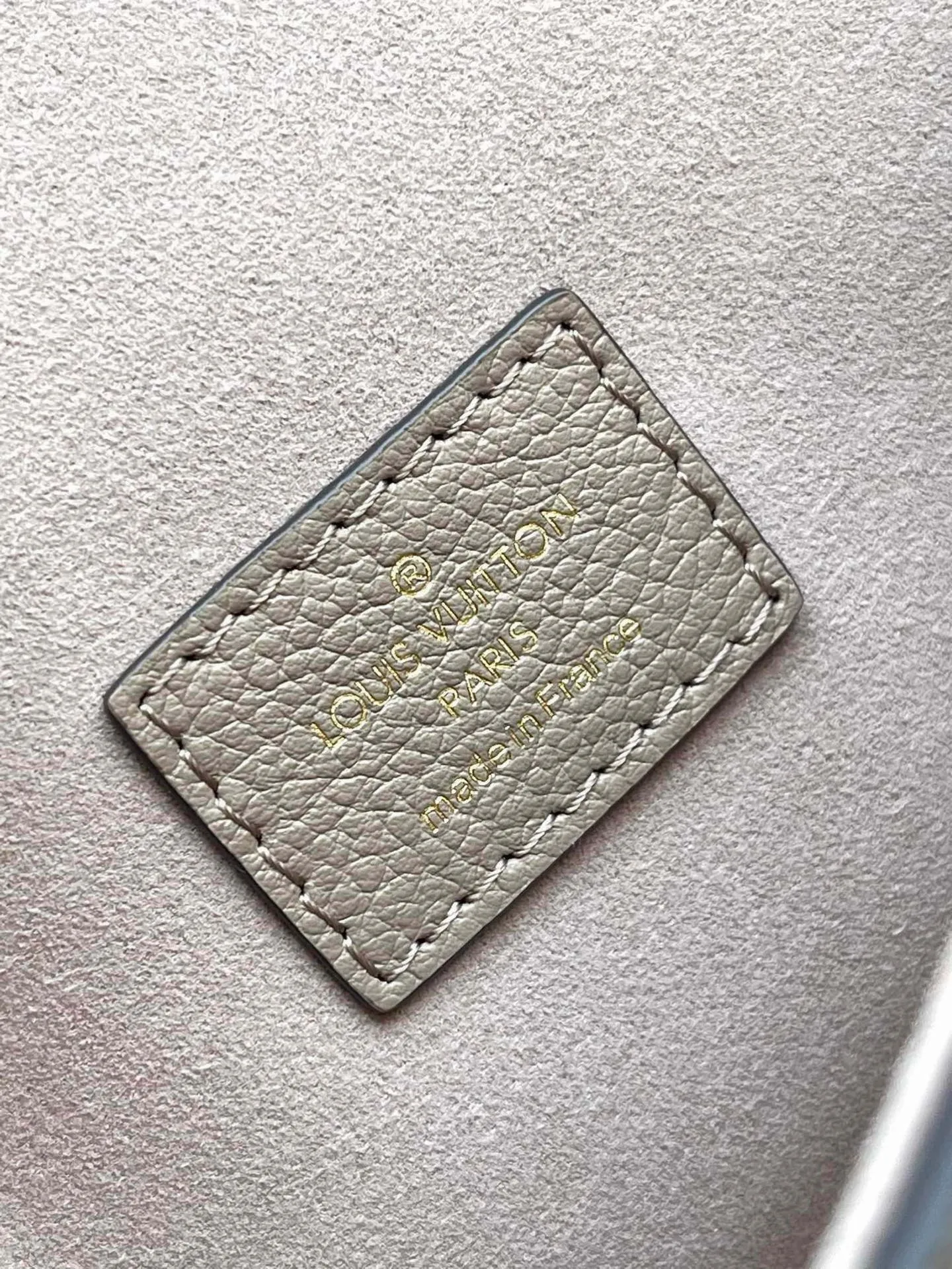 💰820 (top layer leather) top original single M83300 apricot color This Nano Diane handbag condenses the classic configuration of the Diane handbag and renders dual-tone Monogram Empreinte leather. The rounded flap, sophisticated piping and belt-style magnetic closure showcase the original's signature details, while the detachable handle and removable and adjustable shoulder strap allow for a variety of carrying options. Size: 19×10.5×6cm