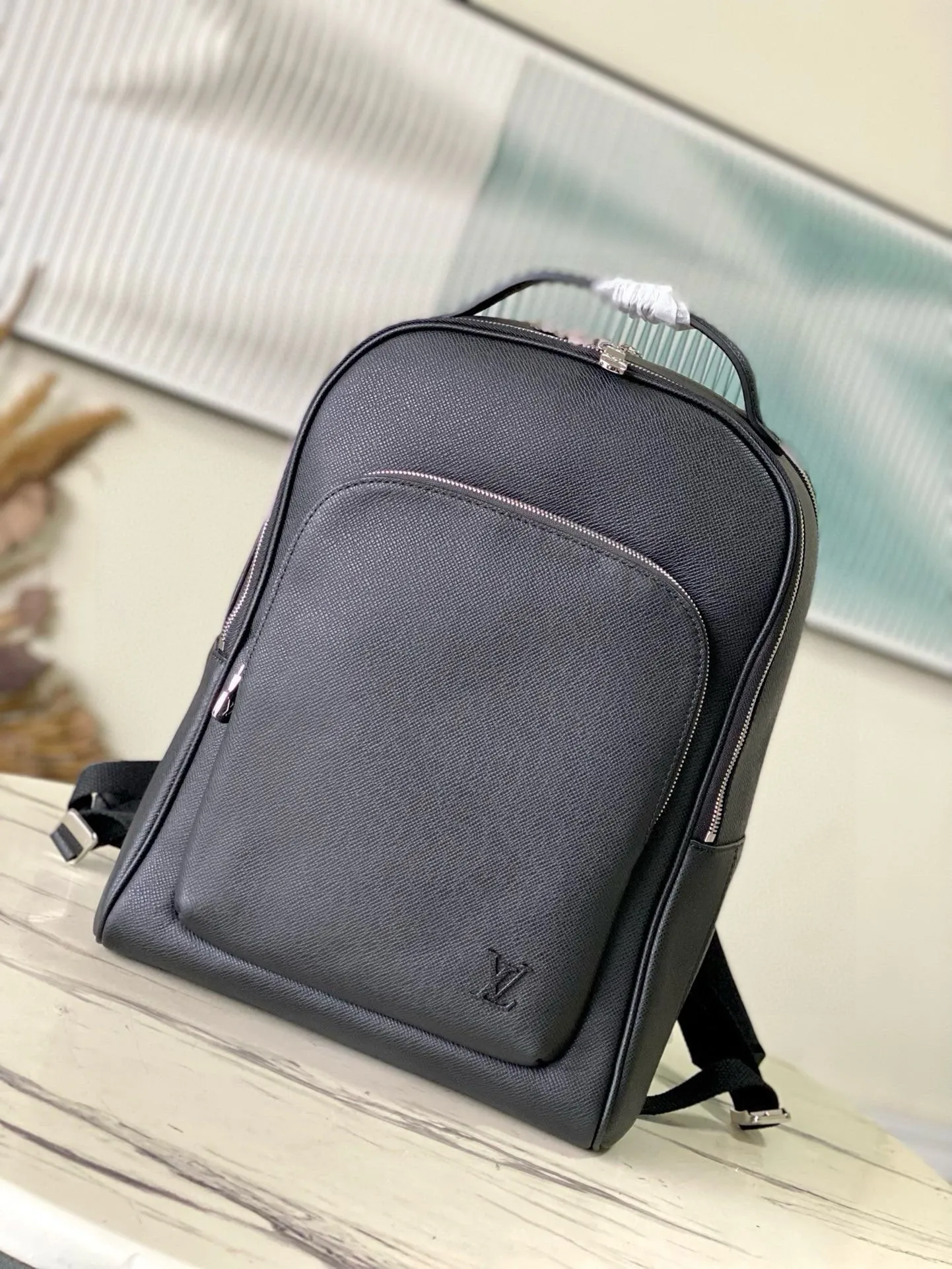 💰1380 (top-grain leather) Top-quality original M30977 cross-grain Avenue backpack is made of Taiga leather with cow leather trim and metal parts, integrating practical function and elegant style. The main compartment is equipped with wide pockets and padded compartments at the front and rear, and an inner pocket provides organized storage. Dimensions: 40×31×15c