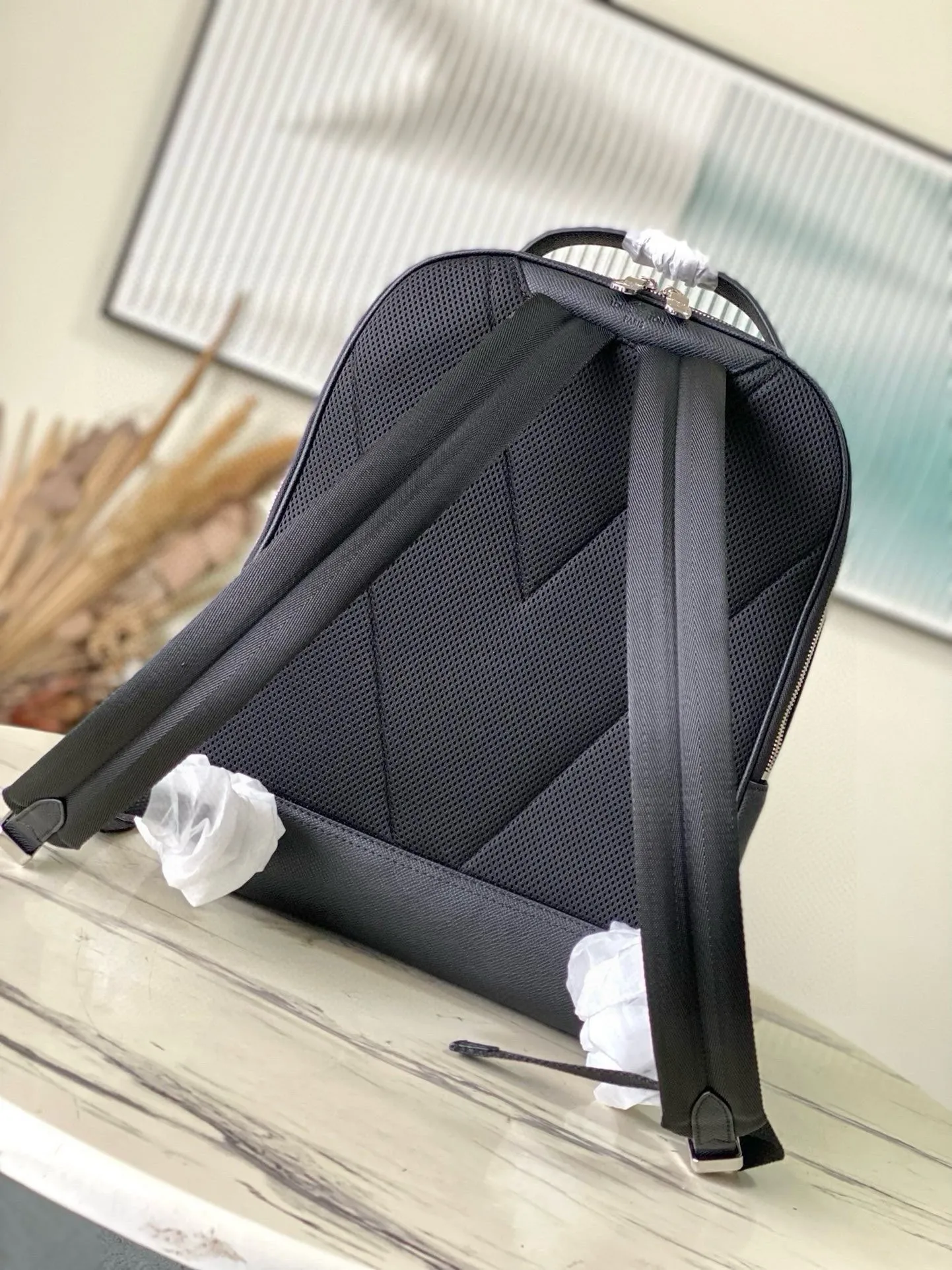 💰1380 (top-grain leather) Top-quality original M30977 cross-grain Avenue backpack is made of Taiga leather with cow leather trim and metal parts, integrating practical function and elegant style. The main compartment is equipped with wide pockets and padded compartments at the front and rear, and an inner pocket provides organized storage. Dimensions: 40×31×15c