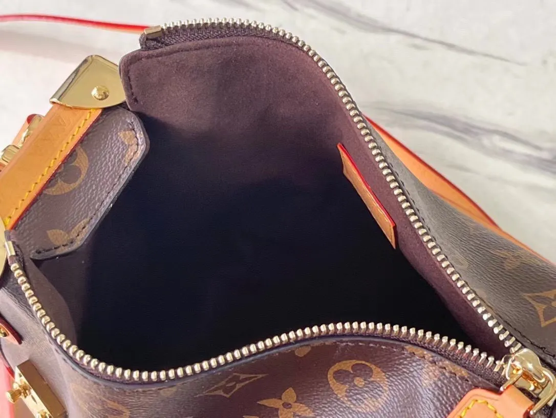 💰1060 (Steel Hardware) Top Original Order M46358 Presbyopic Yellow Leather 2023 Early Spring Series Cruise Series, the same style as Gu Ailing's show. Gu Ailing really burst into flames when she walked out with this bag on the show. It boldly uses a soft and hard design concept, inspired by the brand's suitcases, but the leather is extremely soft. The bag body is decorated with curved corners, right angles and traditional suitcase elements, achieving the perfect fusion of leather and metal, softness and hardness. Size: 21x14x6cm