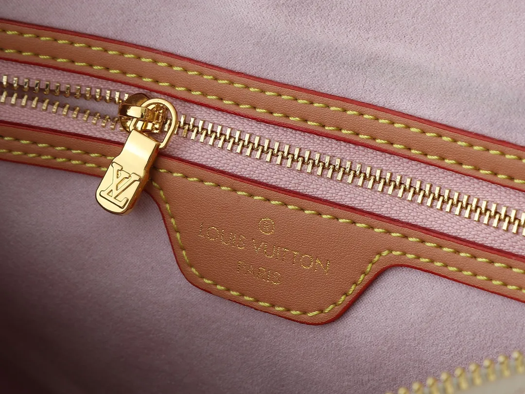 💰260💰Upgraded from the original M15108 M40391. This Speedy Soft 30 Lucky handbag is made of Monogram Dune canvas and trimmed with VVN leather. It is decorated with jewel-like decoration, contrasting lining, rope knots and dazzling metal parts to highlight the exquisite details. The ample structure can easily accommodate a tablet computer and daily needs. Dimensions: 30.0 x 21.0 x 17.0 cm (length x height x width)