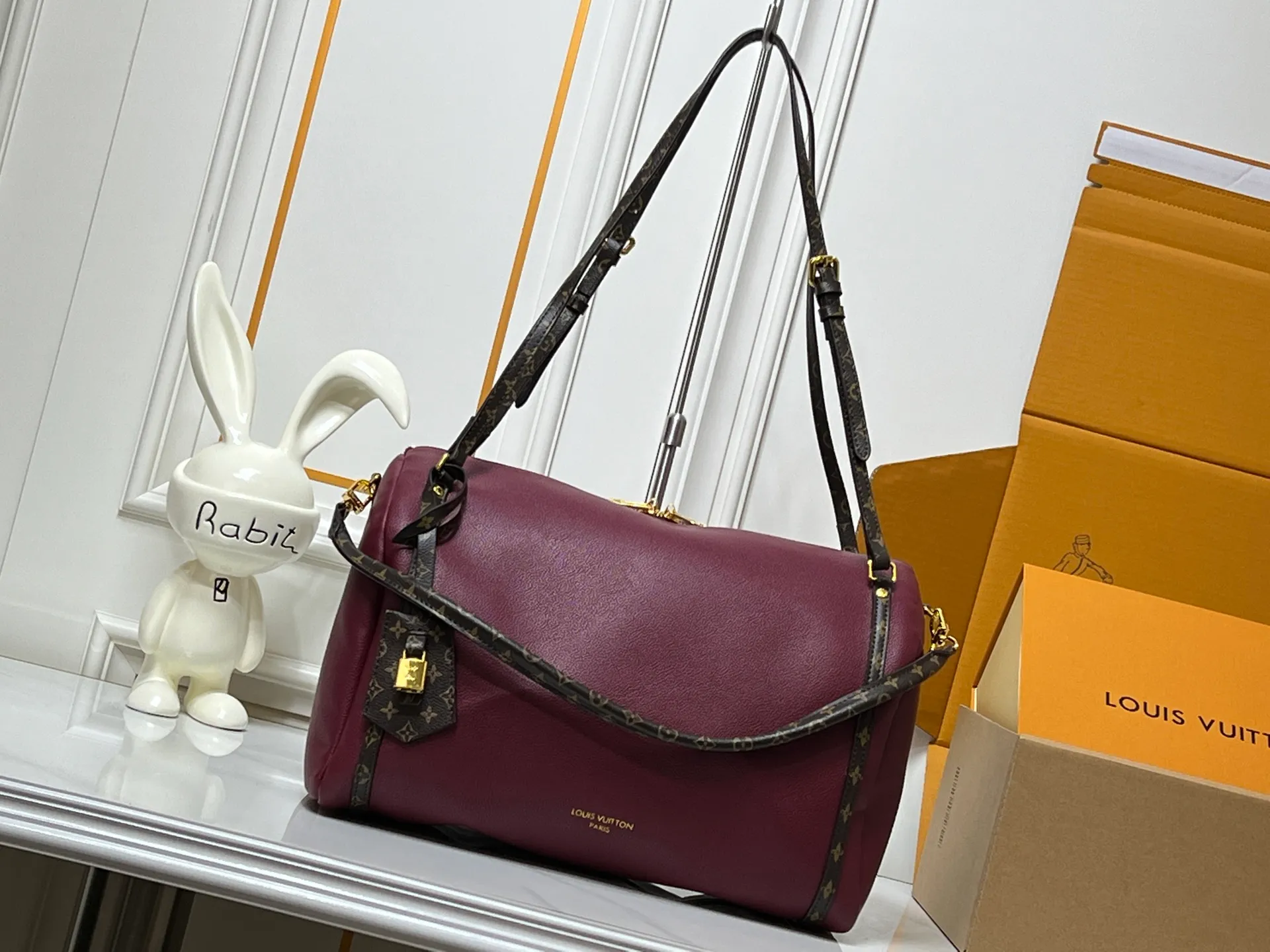 Batch 280💰Upgraded original M26037 M26451 M26359 M26397 M26358 M26039 M26905 M26360 M13668 M13667 This season's Express medium handbag is specially crafted for modern women. This iconic design features a calfskin body with Monogram canvas trim. The Monogram jacquard lining pays homage to the brand's long heritage, making it a perfect choice for urban life and can be worn in various ways. The key bag and padlock are the finishing touches, adding subtle details to the overall design. Dimensions: 36 x 24 x 18.5 (cm) ((length x height x width)