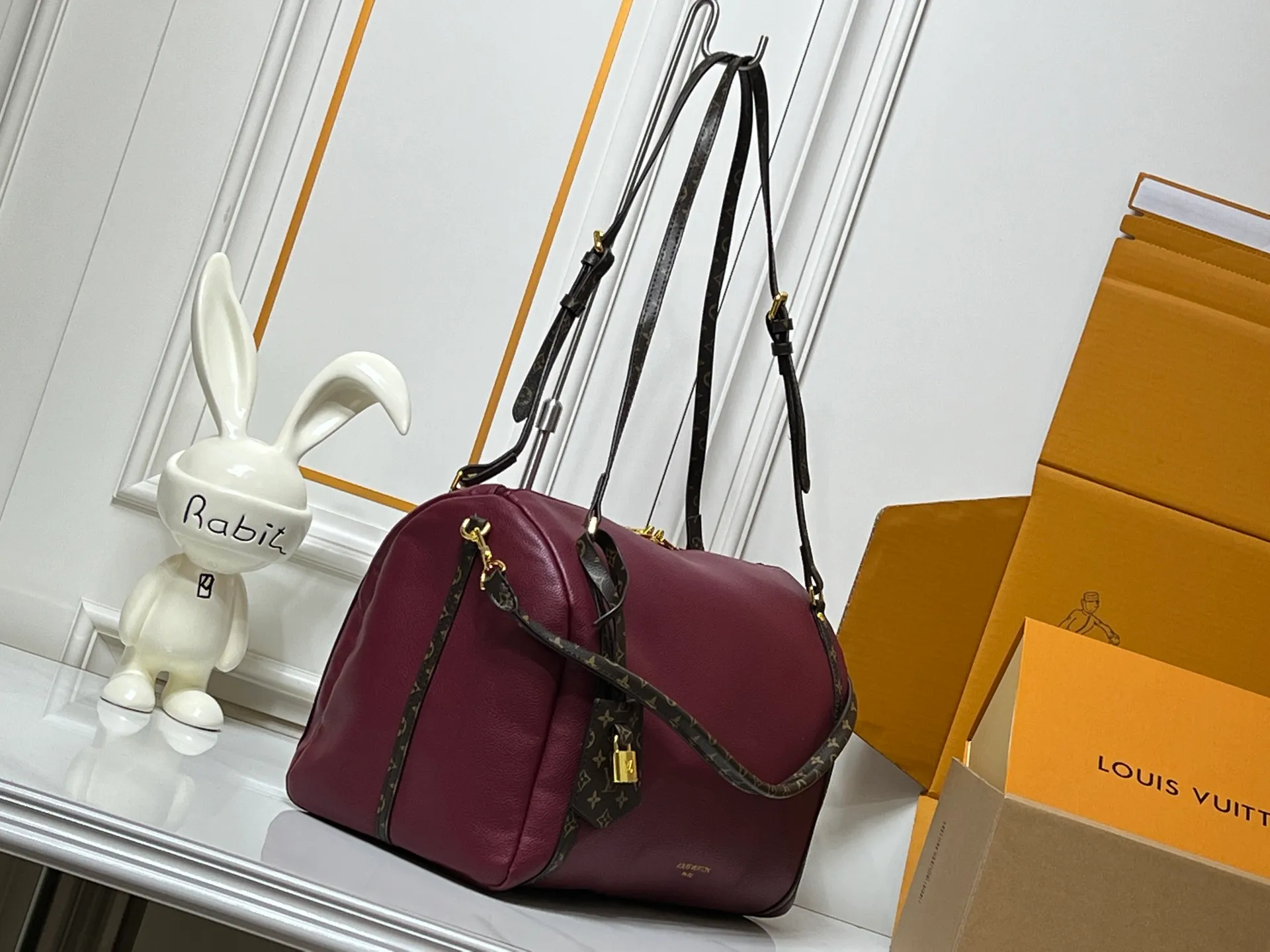 Batch 280💰Upgraded original M26037 M26451 M26359 M26397 M26358 M26039 M26905 M26360 M13668 M13667 This season's Express medium handbag is specially crafted for modern women. This iconic design features a calfskin body with Monogram canvas trim. The Monogram jacquard lining pays homage to the brand's long heritage, making it a perfect choice for urban life and can be worn in various ways. The key bag and padlock are the finishing touches, adding subtle details to the overall design. Dimensions: 36 x 24 x 18.5 (cm) ((length x height x width)