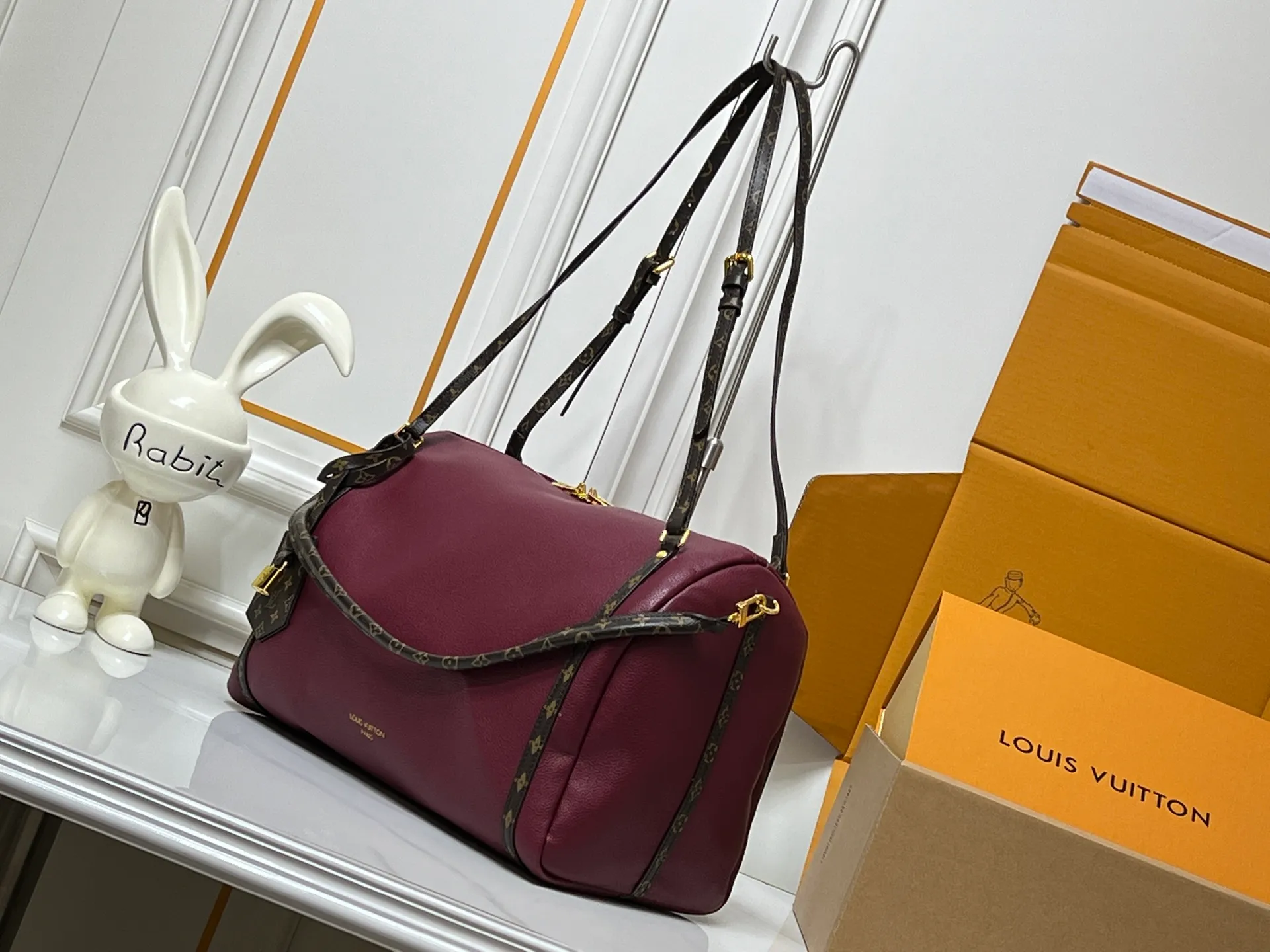 Batch 280💰Upgraded original M26037 M26451 M26359 M26397 M26358 M26039 M26905 M26360 M13668 M13667 This season's Express medium handbag is specially crafted for modern women. This iconic design features a calfskin body with Monogram canvas trim. The Monogram jacquard lining pays homage to the brand's long heritage, making it a perfect choice for urban life and can be worn in various ways. The key bag and padlock are the finishing touches, adding subtle details to the overall design. Dimensions: 36 x 24 x 18.5 (cm) ((length x height x width)