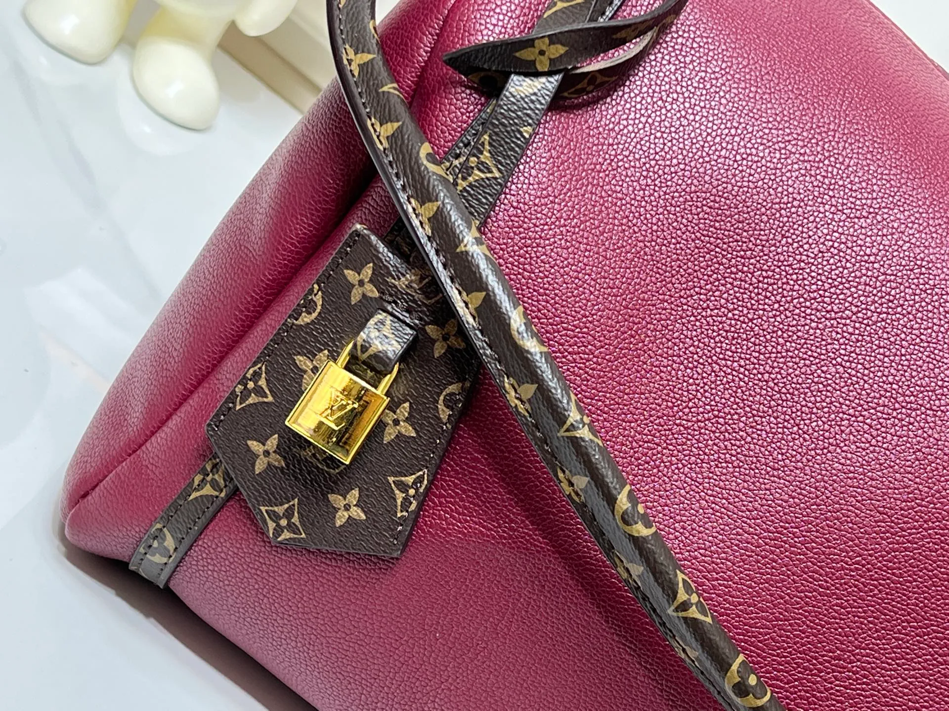 Batch 280💰Upgraded original M26037 M26451 M26359 M26397 M26358 M26039 M26905 M26360 M13668 M13667 This season's Express medium handbag is specially crafted for modern women. This iconic design features a calfskin body with Monogram canvas trim. The Monogram jacquard lining pays homage to the brand's long heritage, making it a perfect choice for urban life and can be worn in various ways. The key bag and padlock are the finishing touches, adding subtle details to the overall design. Dimensions: 36 x 24 x 18.5 (cm) ((length x height x width)