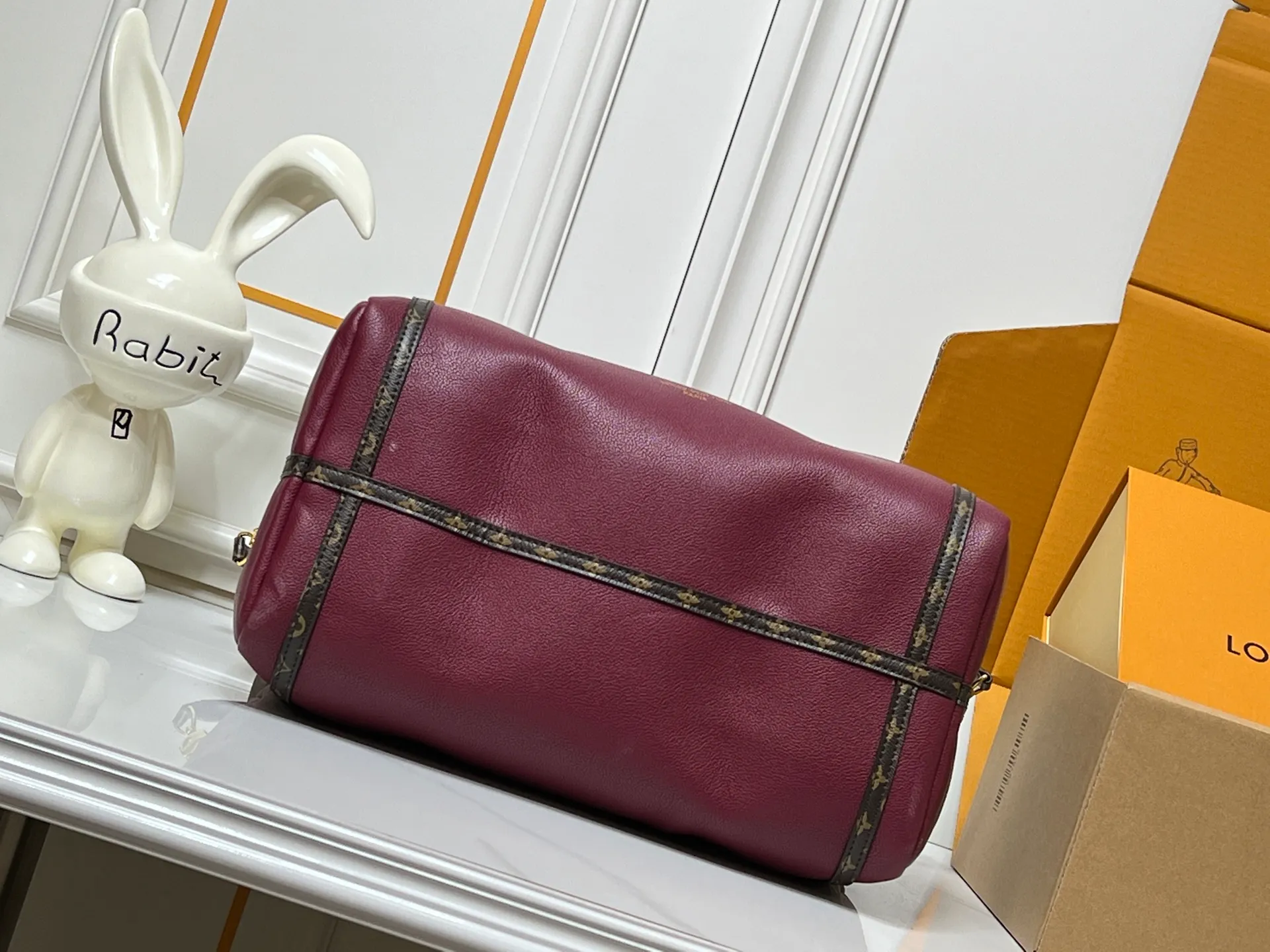 Batch 280💰Upgraded original M26037 M26451 M26359 M26397 M26358 M26039 M26905 M26360 M13668 M13667 This season's Express medium handbag is specially crafted for modern women. This iconic design features a calfskin body with Monogram canvas trim. The Monogram jacquard lining pays homage to the brand's long heritage, making it a perfect choice for urban life and can be worn in various ways. The key bag and padlock are the finishing touches, adding subtle details to the overall design. Dimensions: 36 x 24 x 18.5 (cm) ((length x height x width)