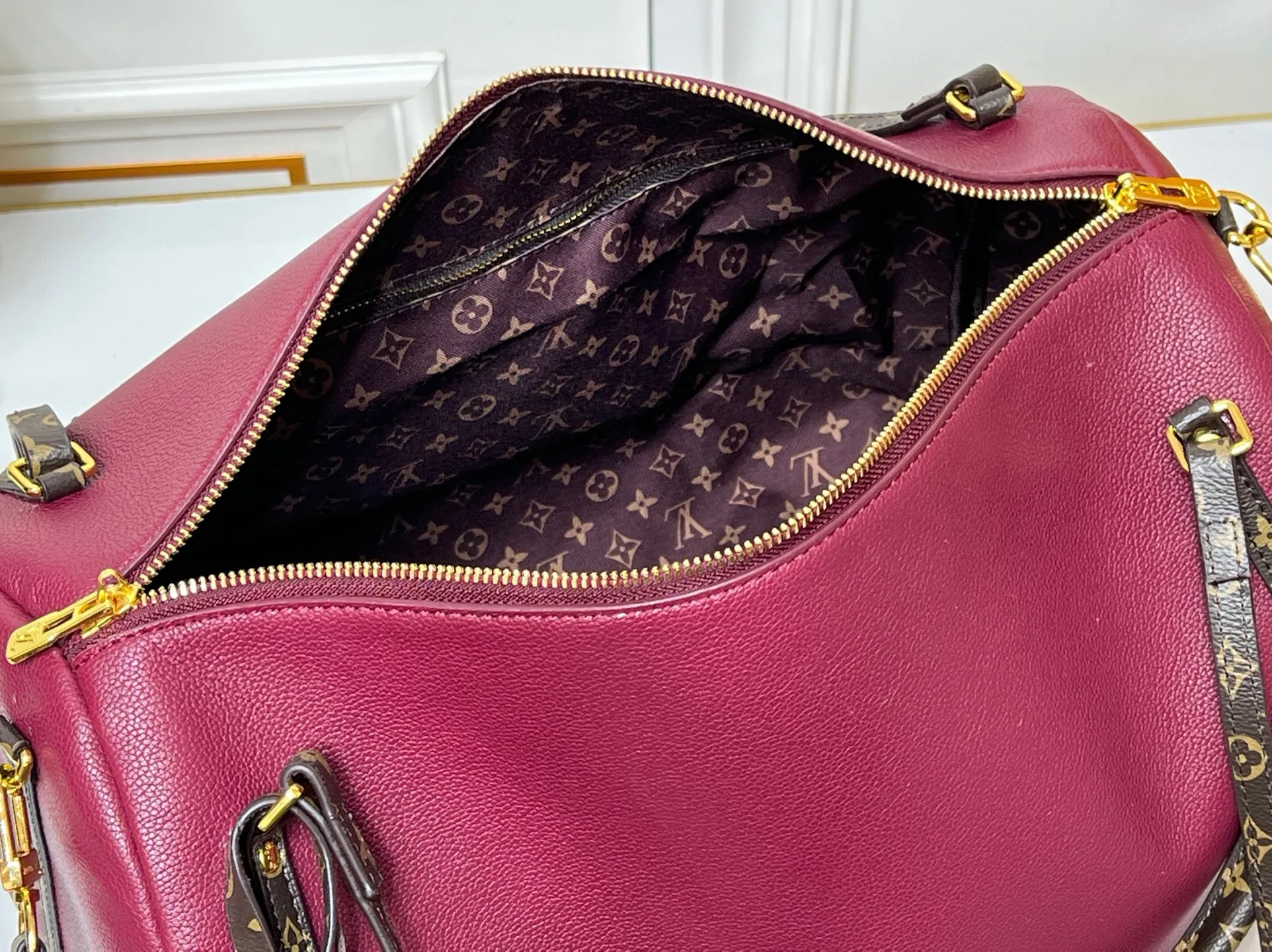 Batch 280💰Upgraded original M26037 M26451 M26359 M26397 M26358 M26039 M26905 M26360 M13668 M13667 This season's Express medium handbag is specially crafted for modern women. This iconic design features a calfskin body with Monogram canvas trim. The Monogram jacquard lining pays homage to the brand's long heritage, making it a perfect choice for urban life and can be worn in various ways. The key bag and padlock are the finishing touches, adding subtle details to the overall design. Dimensions: 36 x 24 x 18.5 (cm) ((length x height x width)