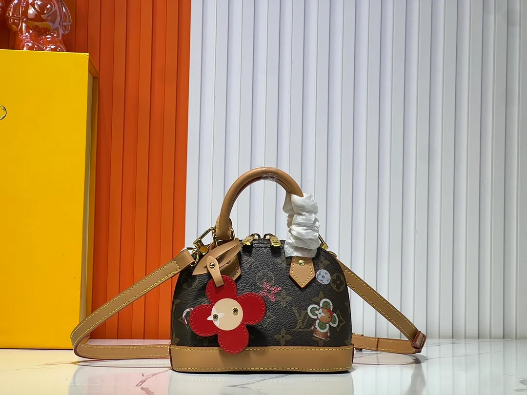 Batch 240💰Upgraded original version [Alma Nano shell handbag] M82717 Presbyopia (discolored leather) mini shell bag series New launch Nano Alma handbag Reproduce the iconic Alma bag's Nano Alma in a miniature version. Louis Vuitton's signature Monogram canvas material harmonizes with the natural leather upholstery. Expertly crafted items that combine traditional charm with modern functionality. Opening the double zippers reveals an interior design with surprisingly ample storage space. With two leather handles and an adjustable, removable shoulder strap, it can be styled in a variety of ways. Dimensions: 19 x 13 x 9 cm