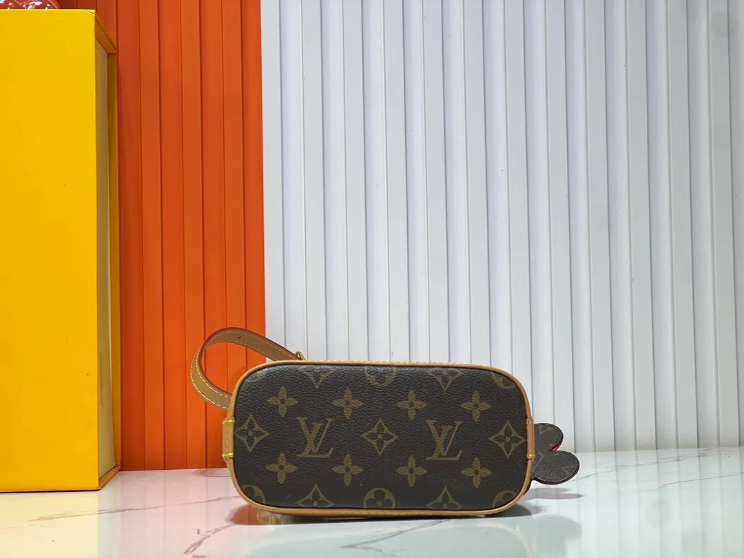 Batch 240💰Upgraded original version [Alma Nano shell handbag] M82717 Presbyopia (discolored leather) mini shell bag series New launch Nano Alma handbag Reproduce the iconic Alma bag's Nano Alma in a miniature version. Louis Vuitton's signature Monogram canvas material harmonizes with the natural leather upholstery. Expertly crafted items that combine traditional charm with modern functionality. Opening the double zippers reveals an interior design with surprisingly ample storage space. With two leather handles and an adjustable, removable shoulder strap, it can be styled in a variety of ways. Dimensions: 19 x 13 x 9 cm