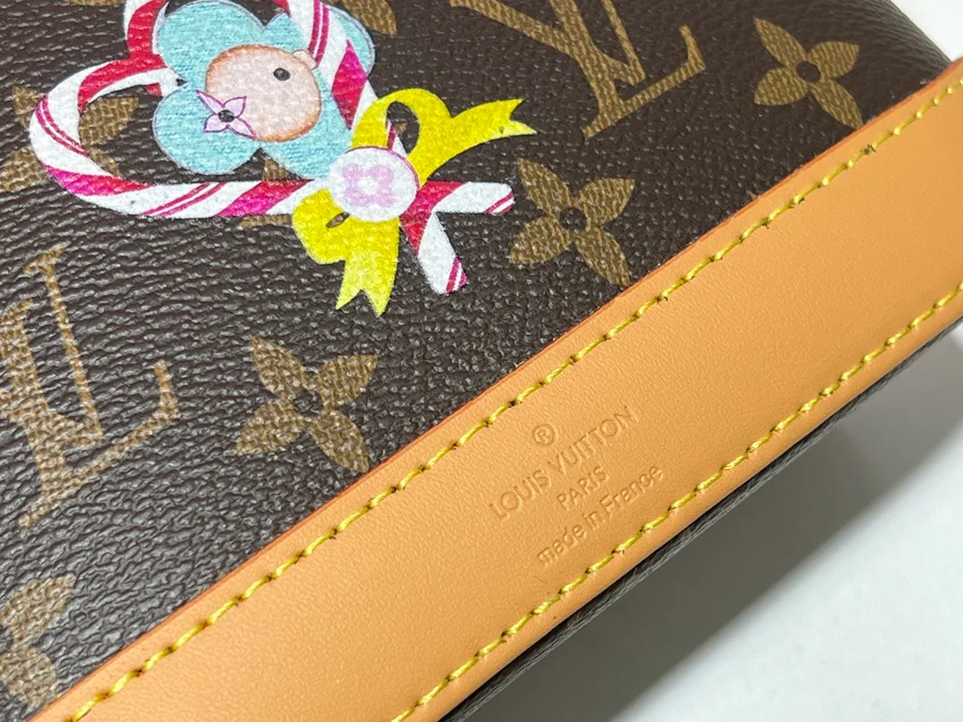 Batch 240💰Upgraded original version [Alma Nano shell handbag] M82717 Presbyopia (discolored leather) mini shell bag series New launch Nano Alma handbag Reproduce the iconic Alma bag's Nano Alma in a miniature version. Louis Vuitton's signature Monogram canvas material harmonizes with the natural leather upholstery. Expertly crafted items that combine traditional charm with modern functionality. Opening the double zippers reveals an interior design with surprisingly ample storage space. With two leather handles and an adjustable, removable shoulder strap, it can be styled in a variety of ways. Dimensions: 19 x 13 x 9 cm