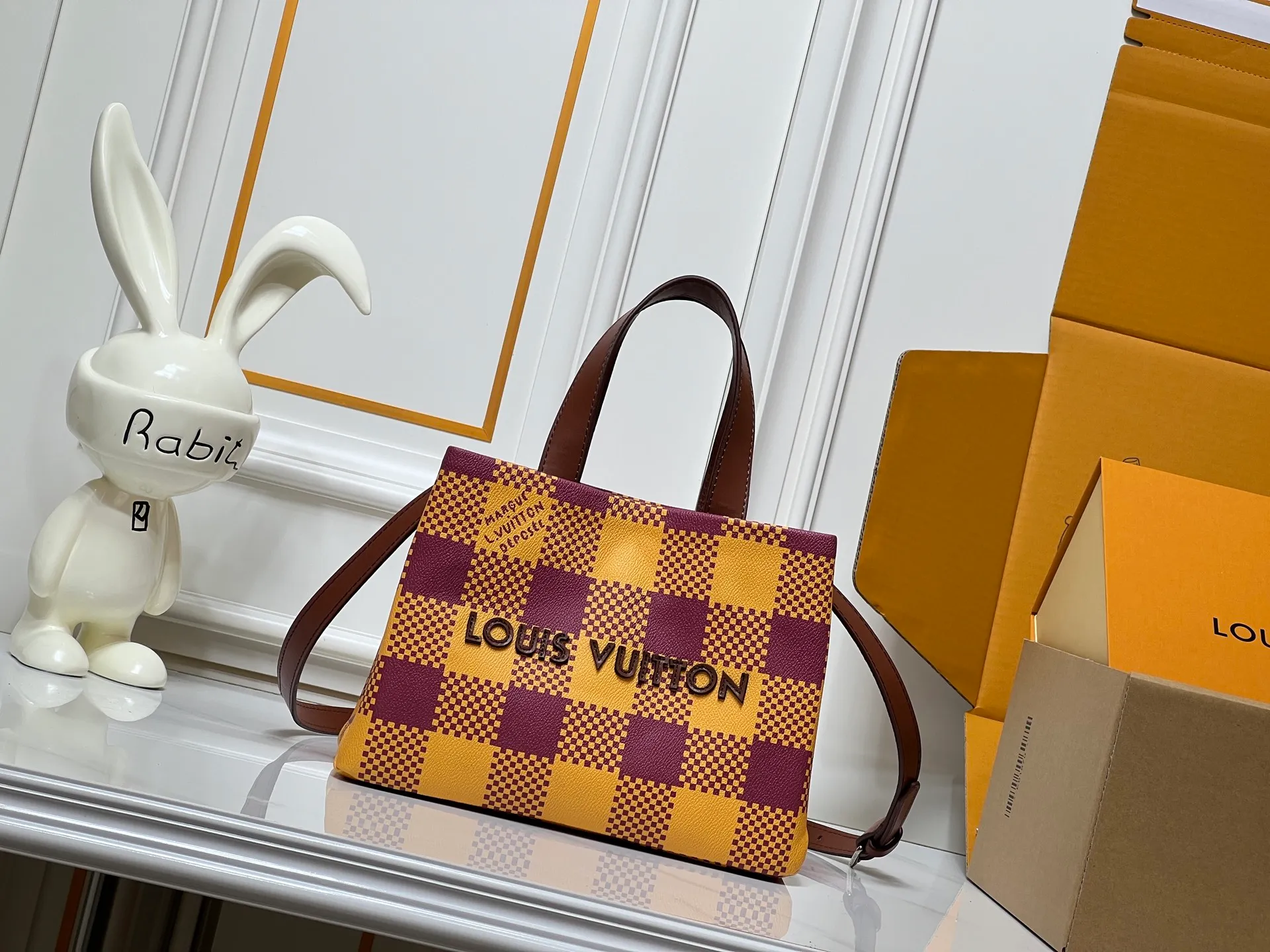 Batch 260💰M13940 Yellow Check Gradient Pink Gradient Blue Khaki Colored Check Black Check Presbyopia Orange Black Green Pink PHARREL and NIGO collection's joint series top original order This Shopper medium handbag draws inspiration from Louis Vuitton shopping bags, with the words Louis Vuitton and Maison Fondée En 1854 written on soft cow leather, with top handles and detachable shoulder straps. 25x19x11 • Cow leather • Cow leather trim • Textile lining • Metal hardware • Musketon closure • Main compartment • Zip pocket • Double patch pockets • Handles: Double handle