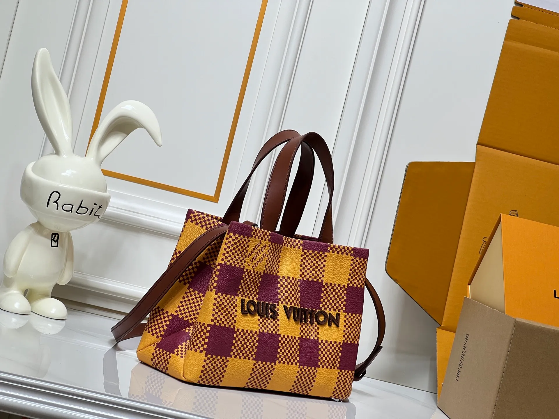 Batch 260💰M13940 Yellow Check Gradient Pink Gradient Blue Khaki Colored Check Black Check Presbyopia Orange Black Green Pink PHARREL and NIGO collection's joint series top original order This Shopper medium handbag draws inspiration from Louis Vuitton shopping bags, with the words Louis Vuitton and Maison Fondée En 1854 written on soft cow leather, with top handles and detachable shoulder straps. 25x19x11 • Cow leather • Cow leather trim • Textile lining • Metal hardware • Musketon closure • Main compartment • Zip pocket • Double patch pockets • Handles: Double handle