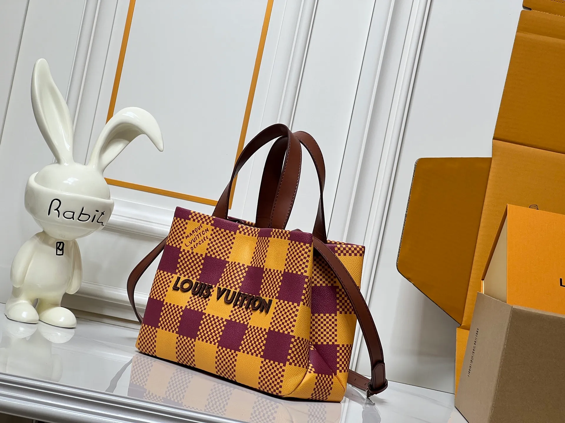 Batch 260💰M13940 Yellow Check Gradient Pink Gradient Blue Khaki Colored Check Black Check Presbyopia Orange Black Green Pink PHARREL and NIGO collection's joint series top original order This Shopper medium handbag draws inspiration from Louis Vuitton shopping bags, with the words Louis Vuitton and Maison Fondée En 1854 written on soft cow leather, with top handles and detachable shoulder straps. 25x19x11 • Cow leather • Cow leather trim • Textile lining • Metal hardware • Musketon closure • Main compartment • Zip pocket • Double patch pockets • Handles: Double handle
