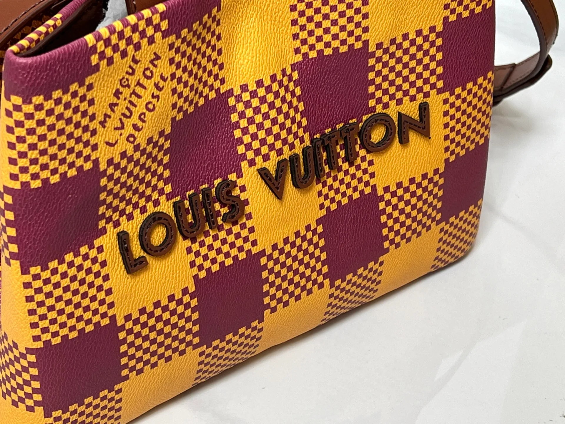 Batch 260💰M13940 Yellow Check Gradient Pink Gradient Blue Khaki Colored Check Black Check Presbyopia Orange Black Green Pink PHARREL and NIGO collection's joint series top original order This Shopper medium handbag draws inspiration from Louis Vuitton shopping bags, with the words Louis Vuitton and Maison Fondée En 1854 written on soft cow leather, with top handles and detachable shoulder straps. 25x19x11 • Cow leather • Cow leather trim • Textile lining • Metal hardware • Musketon closure • Main compartment • Zip pocket • Double patch pockets • Handles: Double handle