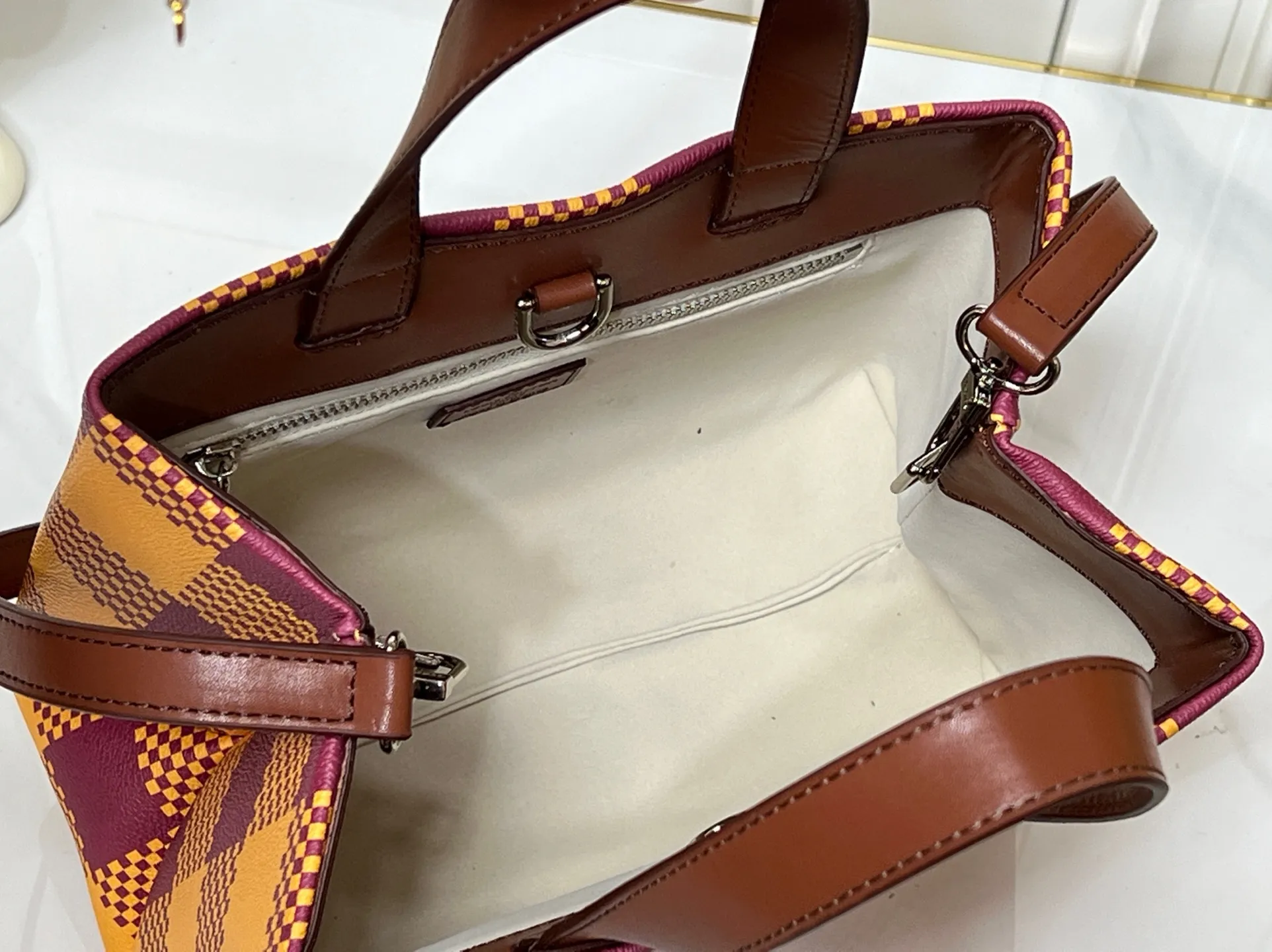 Batch 260💰M13940 Yellow Check Gradient Pink Gradient Blue Khaki Colored Check Black Check Presbyopia Orange Black Green Pink PHARREL and NIGO collection's joint series top original order This Shopper medium handbag draws inspiration from Louis Vuitton shopping bags, with the words Louis Vuitton and Maison Fondée En 1854 written on soft cow leather, with top handles and detachable shoulder straps. 25x19x11 • Cow leather • Cow leather trim • Textile lining • Metal hardware • Musketon closure • Main compartment • Zip pocket • Double patch pockets • Handles: Double handle