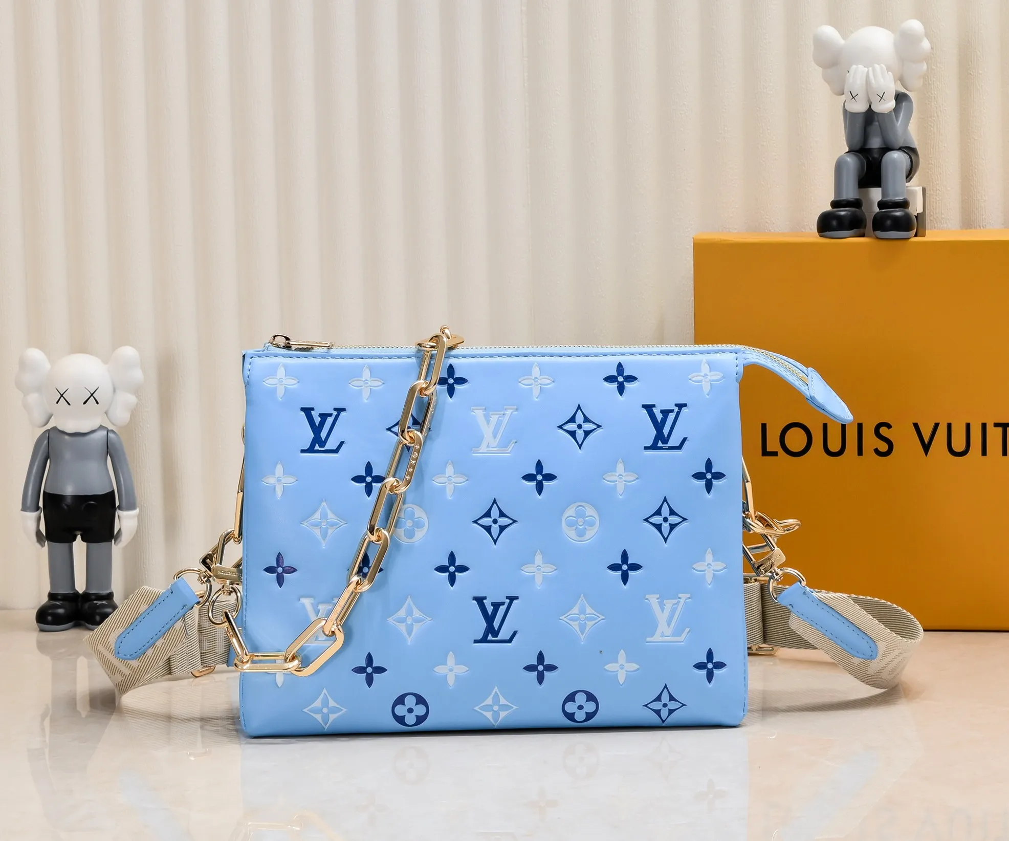 ¥340💰 Exclusive real shot-upgraded version ‼ ️ M21353 color printing 57790 This small Coussin handbag is made of Monogram embossed sheep leather, and the floral pattern is cleverly integrated into the LV letters and Monogram flowers. The chunky chain makes it easy to carry over the shoulder, and the wide adjustable fabric strap makes it easy to wear cross-body. Dimensions: 26.0 x 20.0 x 12.0 cm (length x height x width)