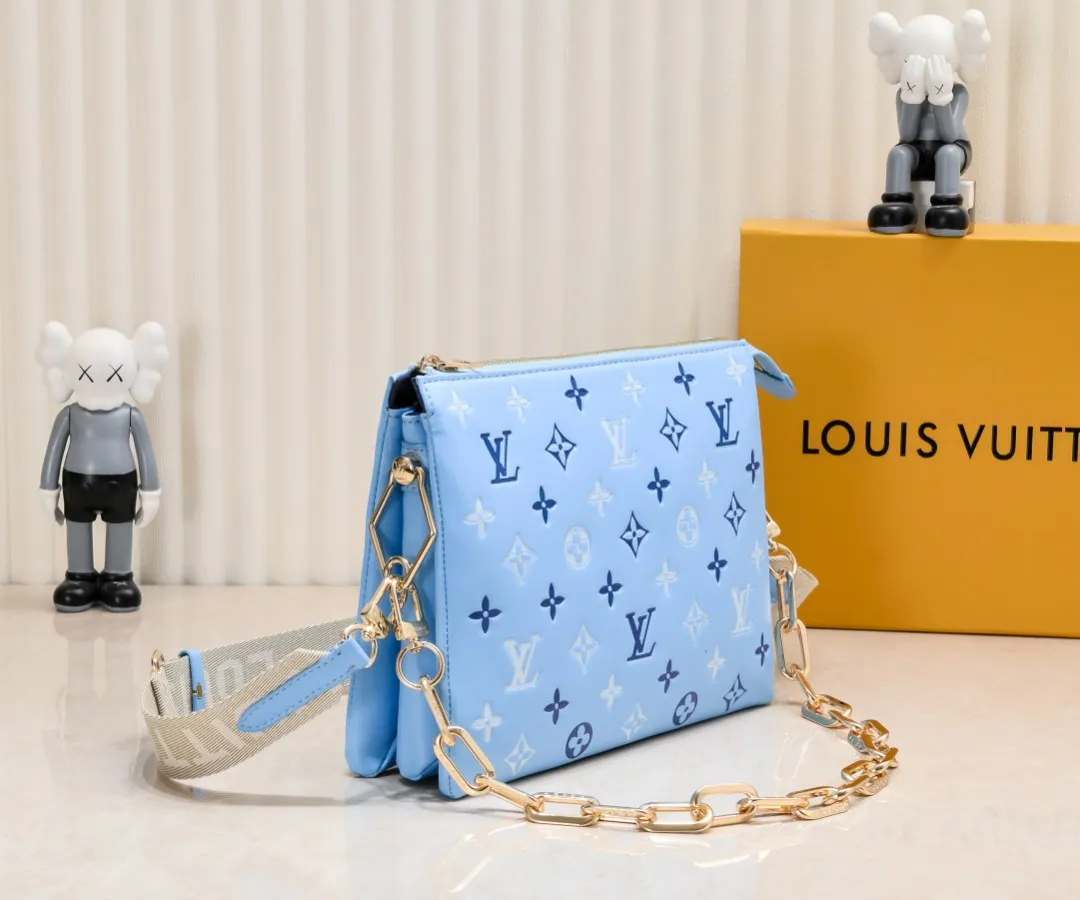¥340💰 Exclusive real shot-upgraded version ‼ ️ M21353 color printing 57790 This small Coussin handbag is made of Monogram embossed sheep leather, and the floral pattern is cleverly integrated into the LV letters and Monogram flowers. The chunky chain makes it easy to carry over the shoulder, and the wide adjustable fabric strap makes it easy to wear cross-body. Dimensions: 26.0 x 20.0 x 12.0 cm (length x height x width)