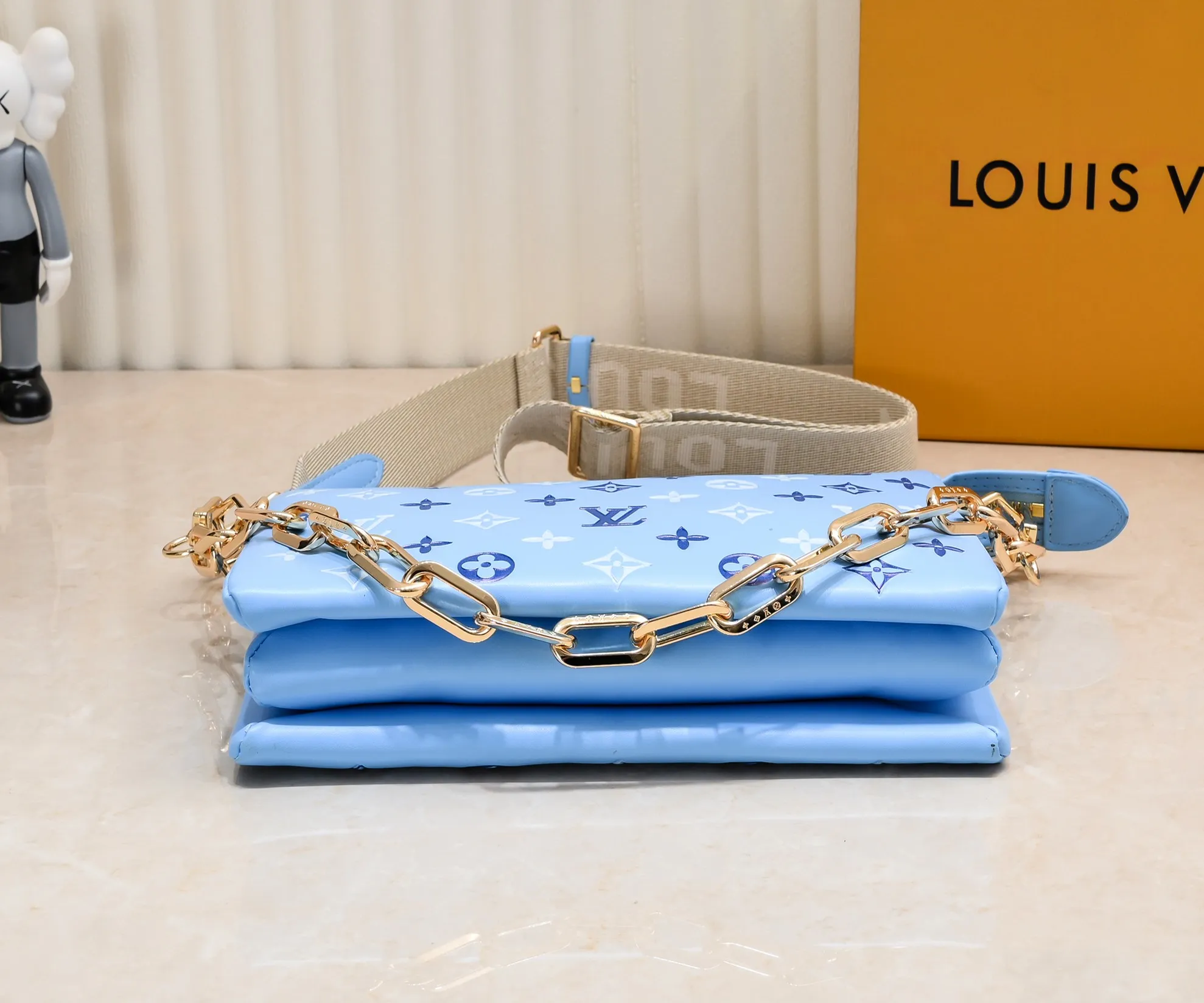 ¥340💰 Exclusive real shot-upgraded version ‼ ️ M21353 color printing 57790 This small Coussin handbag is made of Monogram embossed sheep leather, and the floral pattern is cleverly integrated into the LV letters and Monogram flowers. The chunky chain makes it easy to carry over the shoulder, and the wide adjustable fabric strap makes it easy to wear cross-body. Dimensions: 26.0 x 20.0 x 12.0 cm (length x height x width)