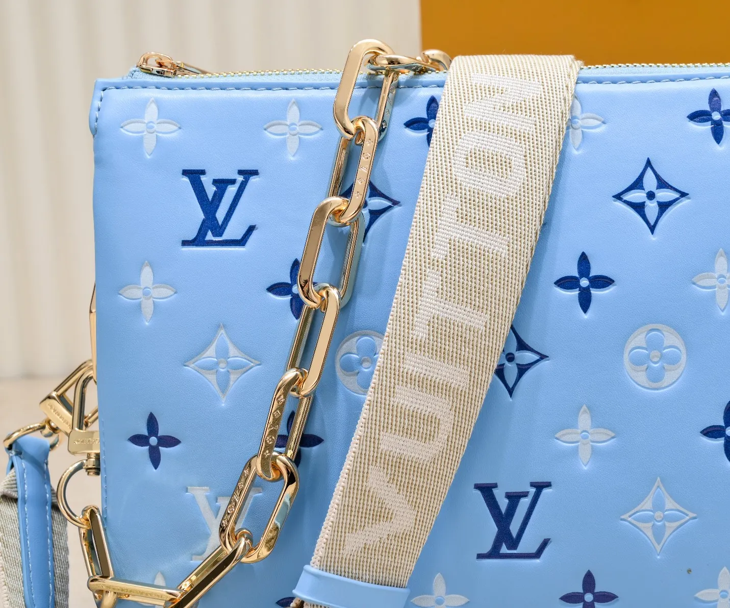 ¥340💰 Exclusive real shot-upgraded version ‼ ️ M21353 color printing 57790 This small Coussin handbag is made of Monogram embossed sheep leather, and the floral pattern is cleverly integrated into the LV letters and Monogram flowers. The chunky chain makes it easy to carry over the shoulder, and the wide adjustable fabric strap makes it easy to wear cross-body. Dimensions: 26.0 x 20.0 x 12.0 cm (length x height x width)