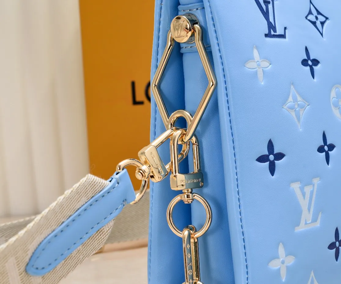 ¥340💰 Exclusive real shot-upgraded version ‼ ️ M21353 color printing 57790 This small Coussin handbag is made of Monogram embossed sheep leather, and the floral pattern is cleverly integrated into the LV letters and Monogram flowers. The chunky chain makes it easy to carry over the shoulder, and the wide adjustable fabric strap makes it easy to wear cross-body. Dimensions: 26.0 x 20.0 x 12.0 cm (length x height x width)