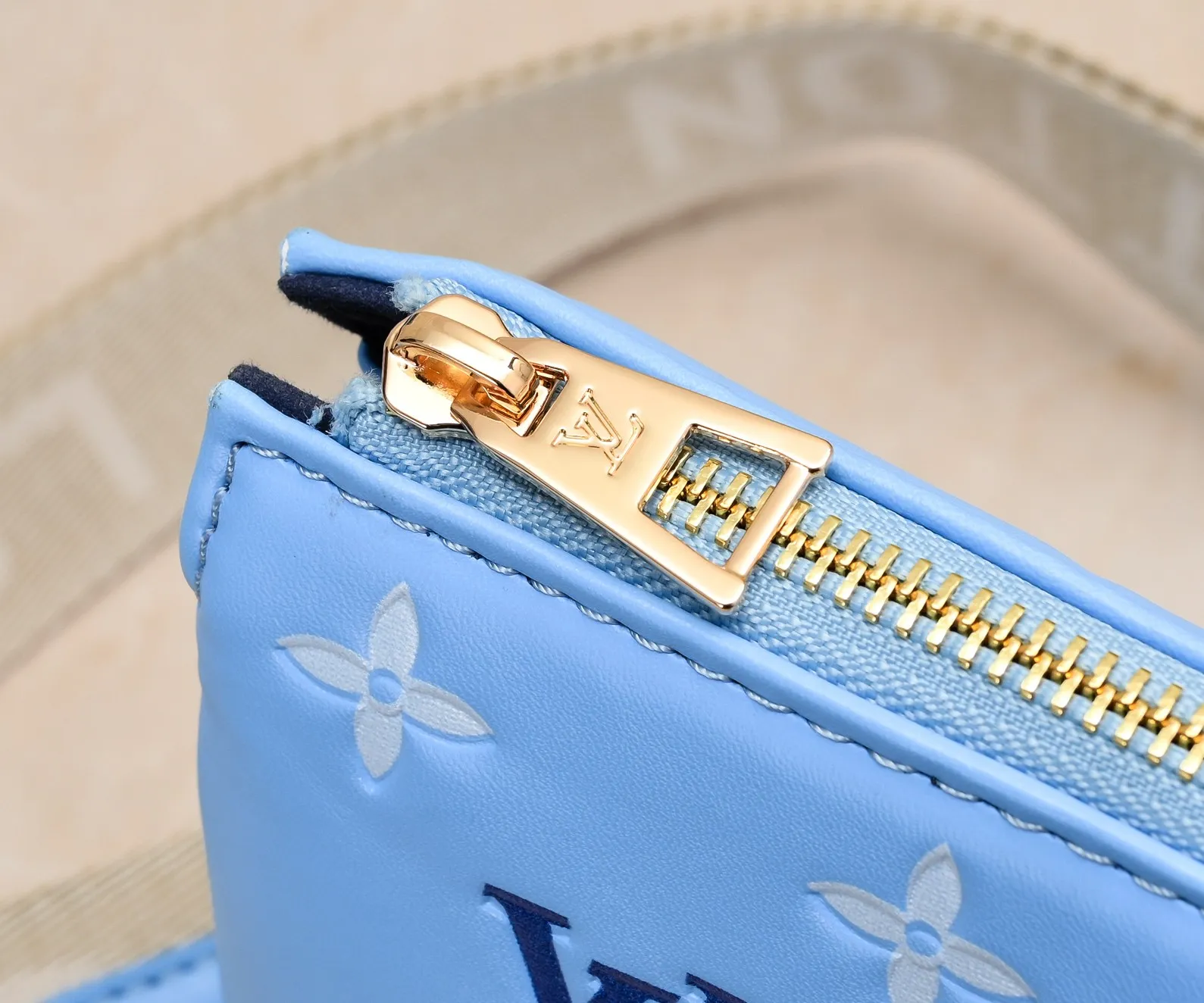 ¥340💰 Exclusive real shot-upgraded version ‼ ️ M21353 color printing 57790 This small Coussin handbag is made of Monogram embossed sheep leather, and the floral pattern is cleverly integrated into the LV letters and Monogram flowers. The chunky chain makes it easy to carry over the shoulder, and the wide adjustable fabric strap makes it easy to wear cross-body. Dimensions: 26.0 x 20.0 x 12.0 cm (length x height x width)