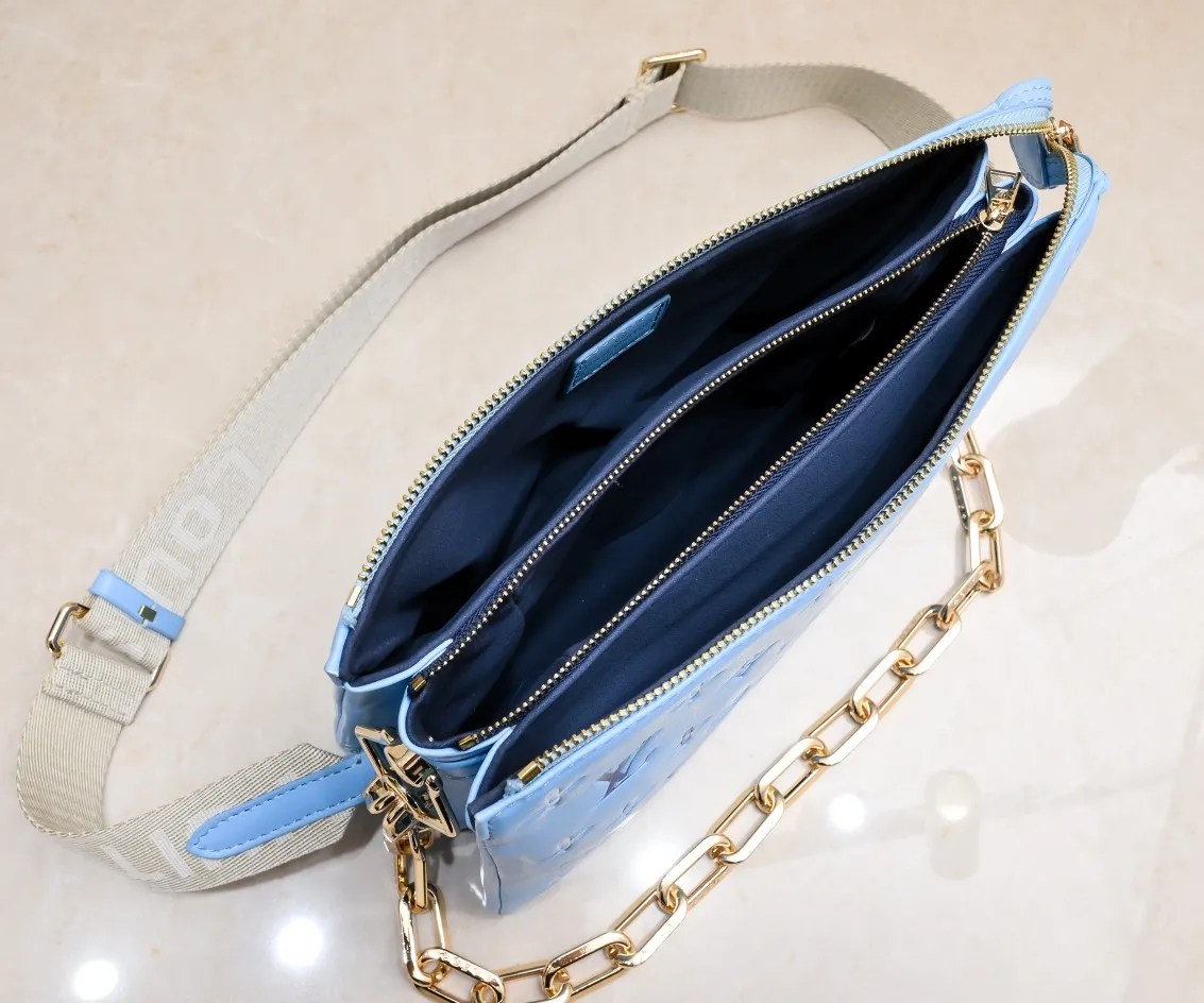 ¥340💰 Exclusive real shot-upgraded version ‼ ️ M21353 color printing 57790 This small Coussin handbag is made of Monogram embossed sheep leather, and the floral pattern is cleverly integrated into the LV letters and Monogram flowers. The chunky chain makes it easy to carry over the shoulder, and the wide adjustable fabric strap makes it easy to wear cross-body. Dimensions: 26.0 x 20.0 x 12.0 cm (length x height x width)