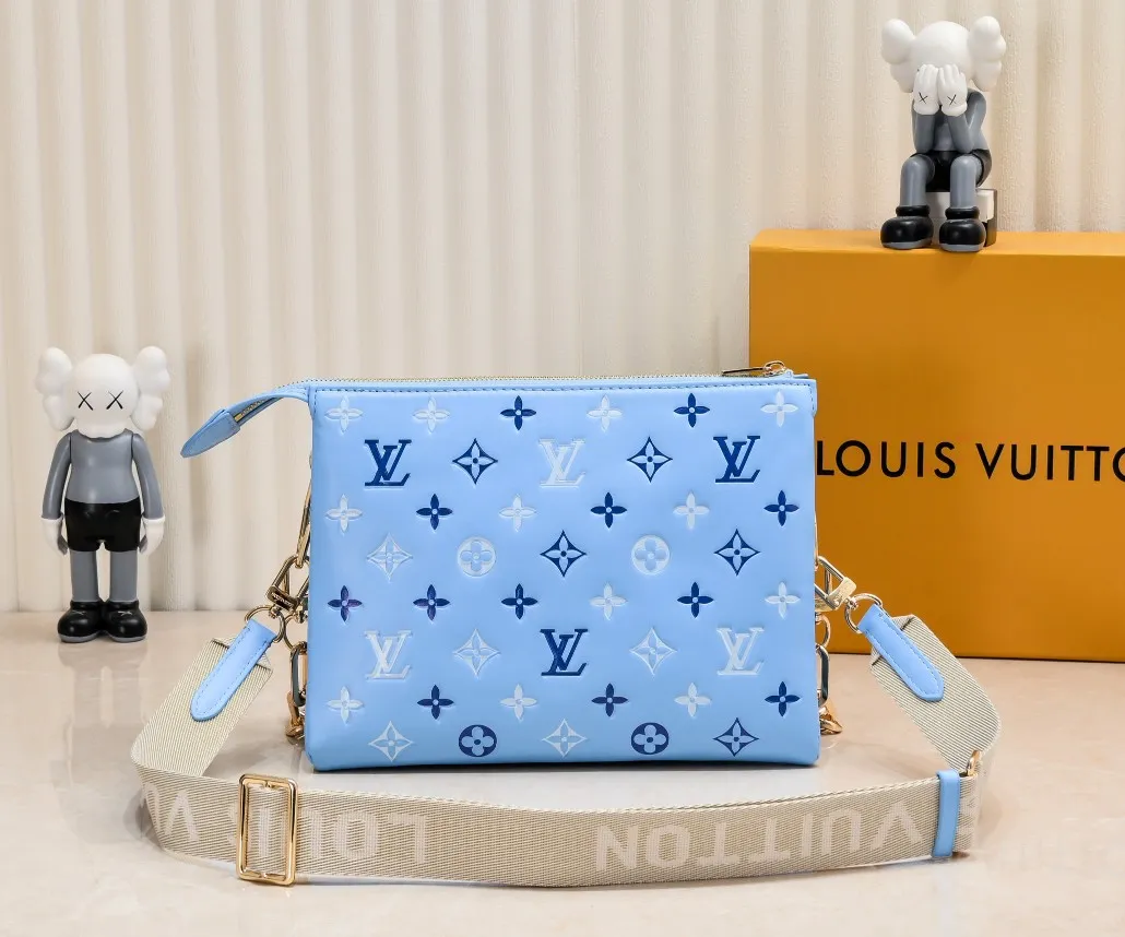 ¥340💰 Exclusive real shot-upgraded version ‼ ️ M21353 color printing 57790 This small Coussin handbag is made of Monogram embossed sheep leather, and the floral pattern is cleverly integrated into the LV letters and Monogram flowers. The chunky chain makes it easy to carry over the shoulder, and the wide adjustable fabric strap makes it easy to wear cross-body. Dimensions: 26.0 x 20.0 x 12.0 cm (length x height x width)
